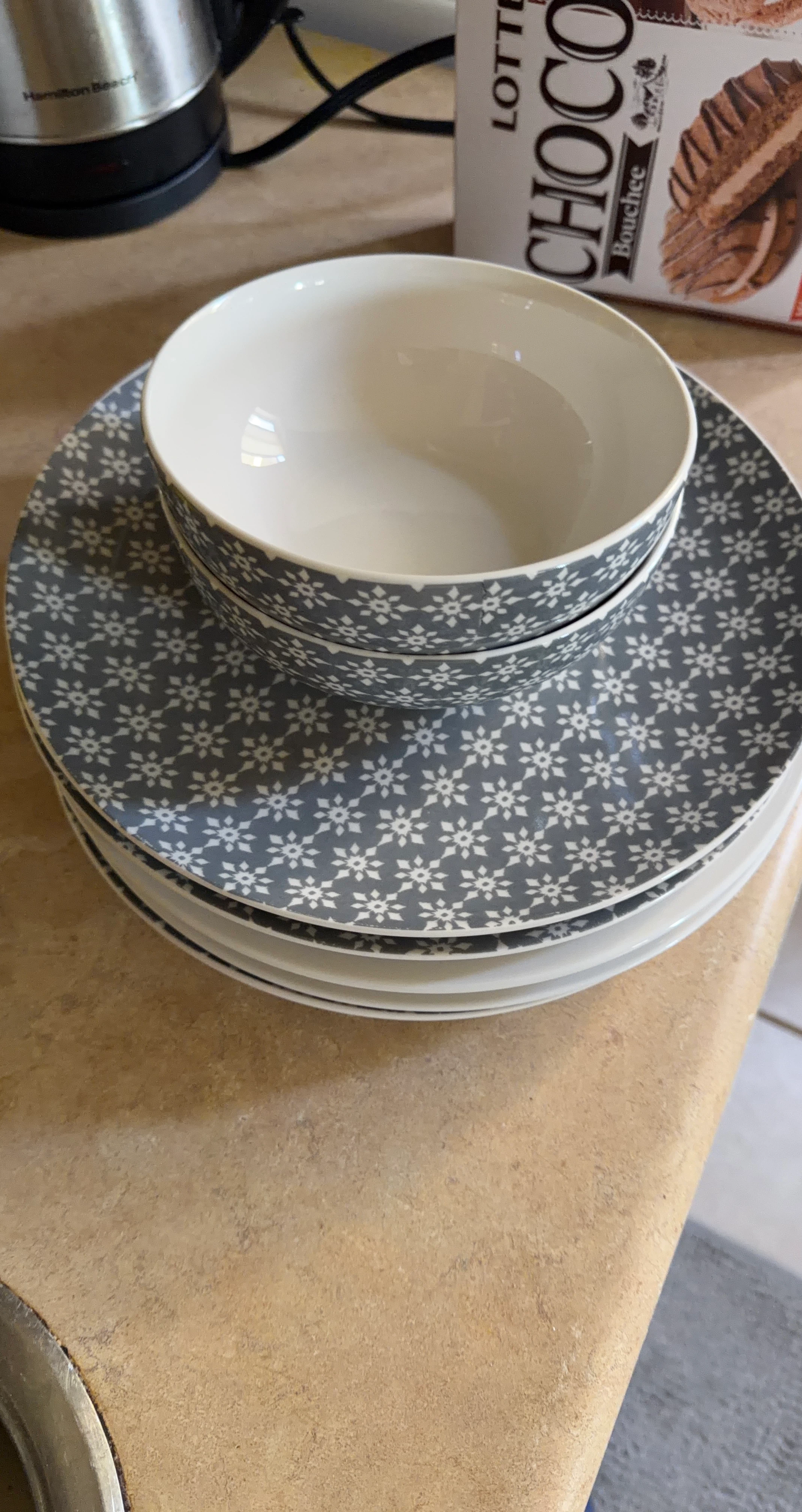 Grey and white pattern dinnerware set