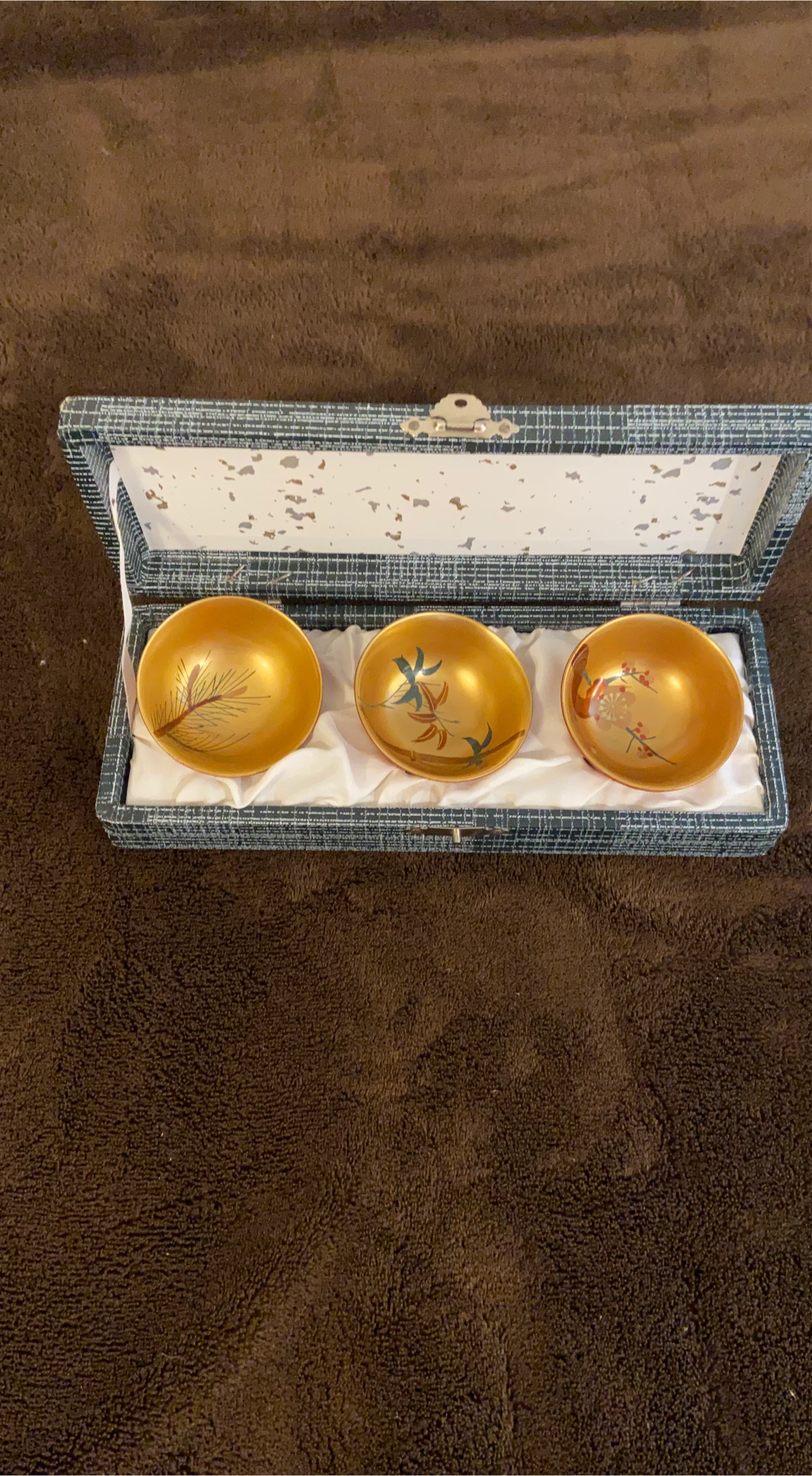 Set of 3 gold and vermilion lacquerware bowls