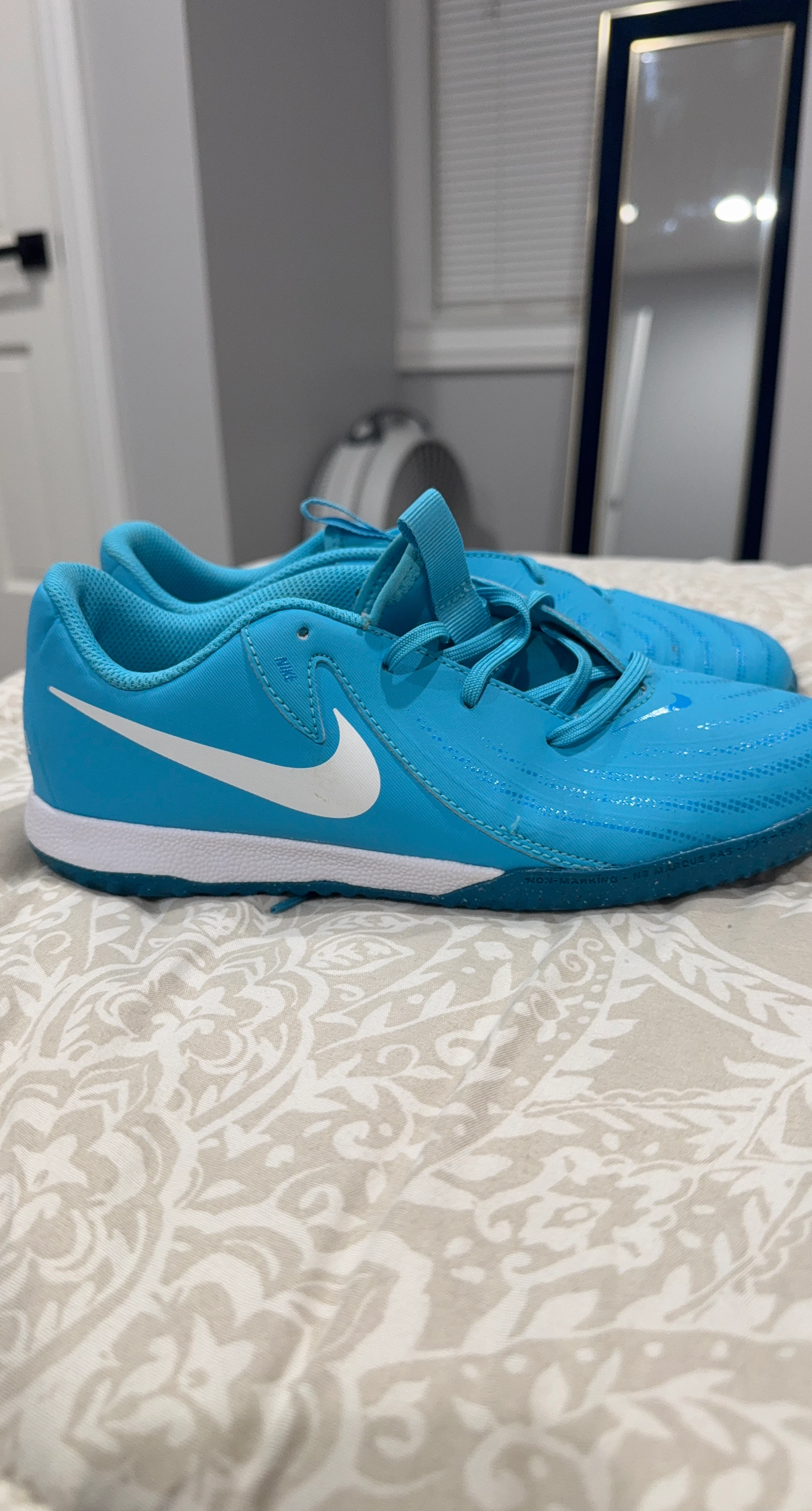 Nike Mercurial Vapor 15 Academy Youth Indoor Soccer Shoes