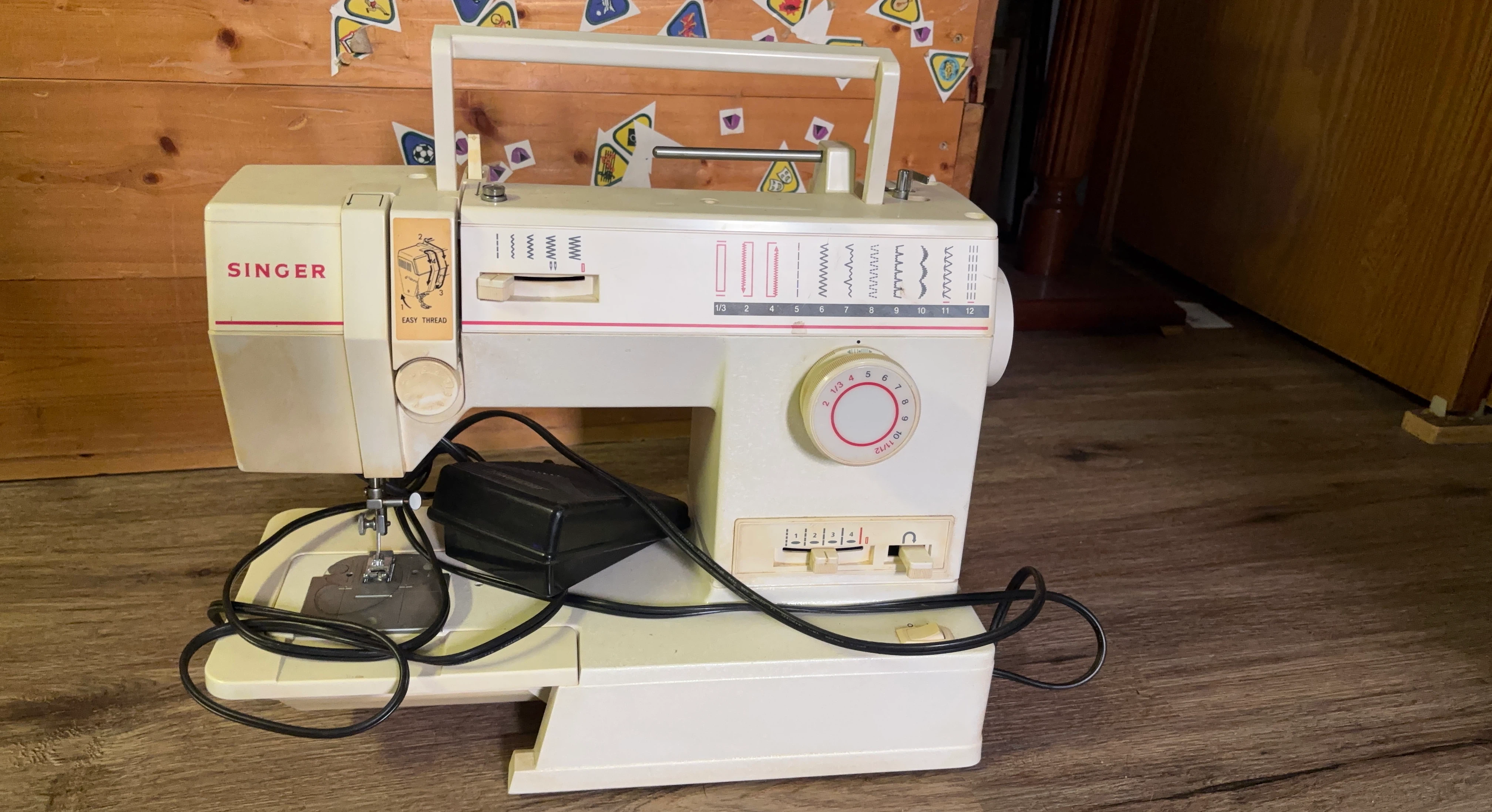 Vintage Singer Sewing Machine with Foot Pedal - Tested & Working