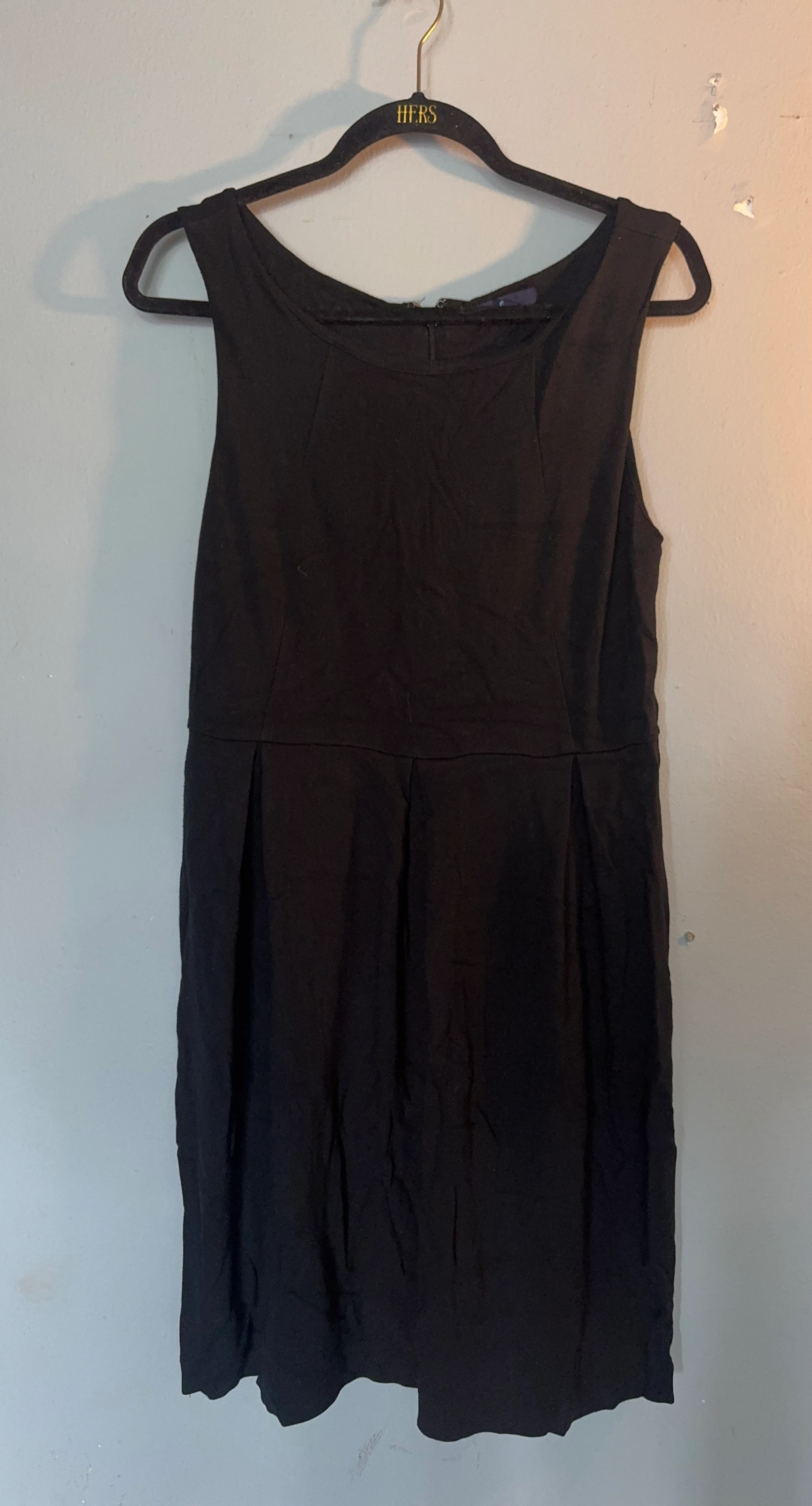 Gap black sleeveless pleated dress