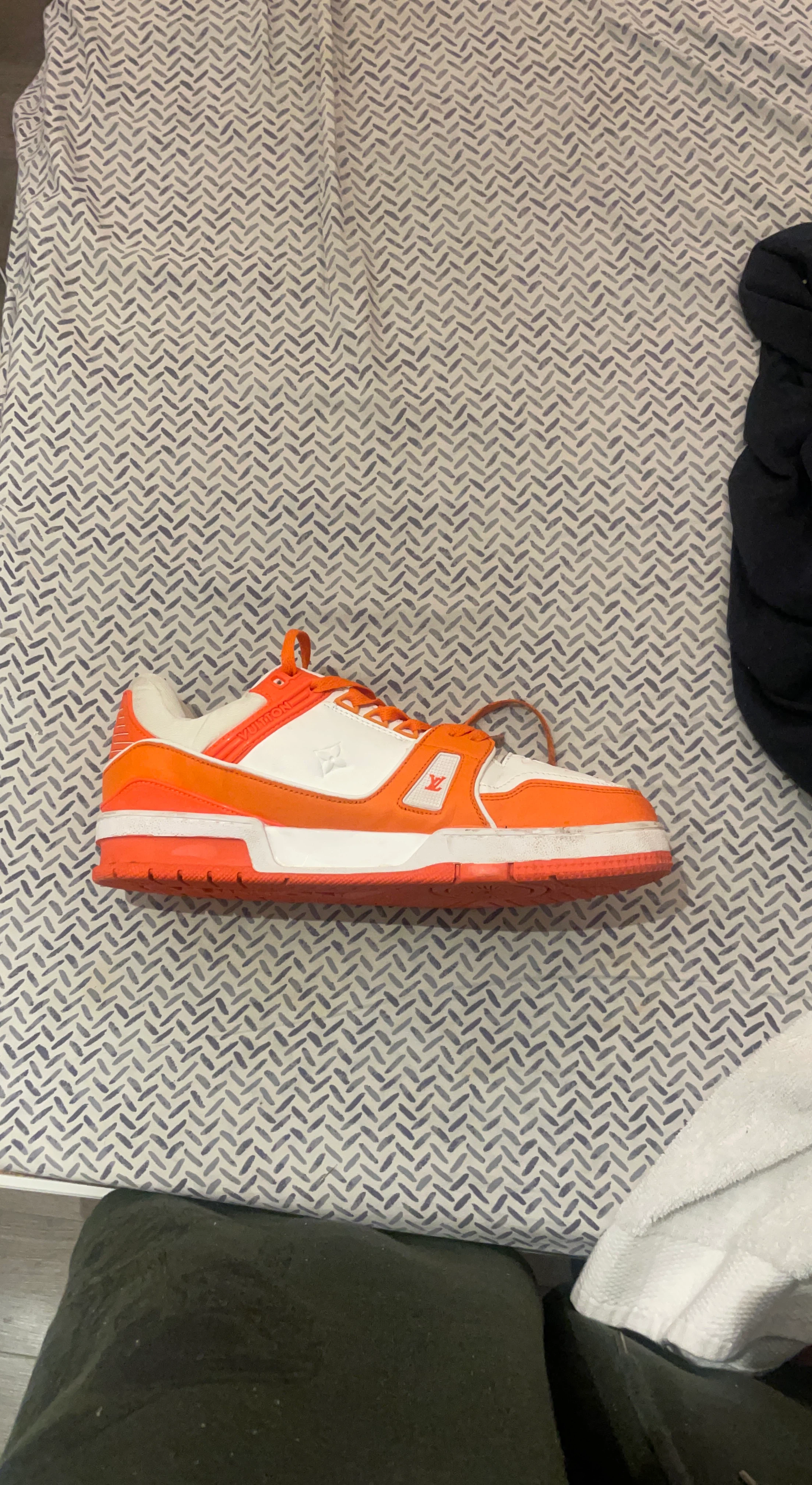Souliers Louis Vuitton orange et blanc