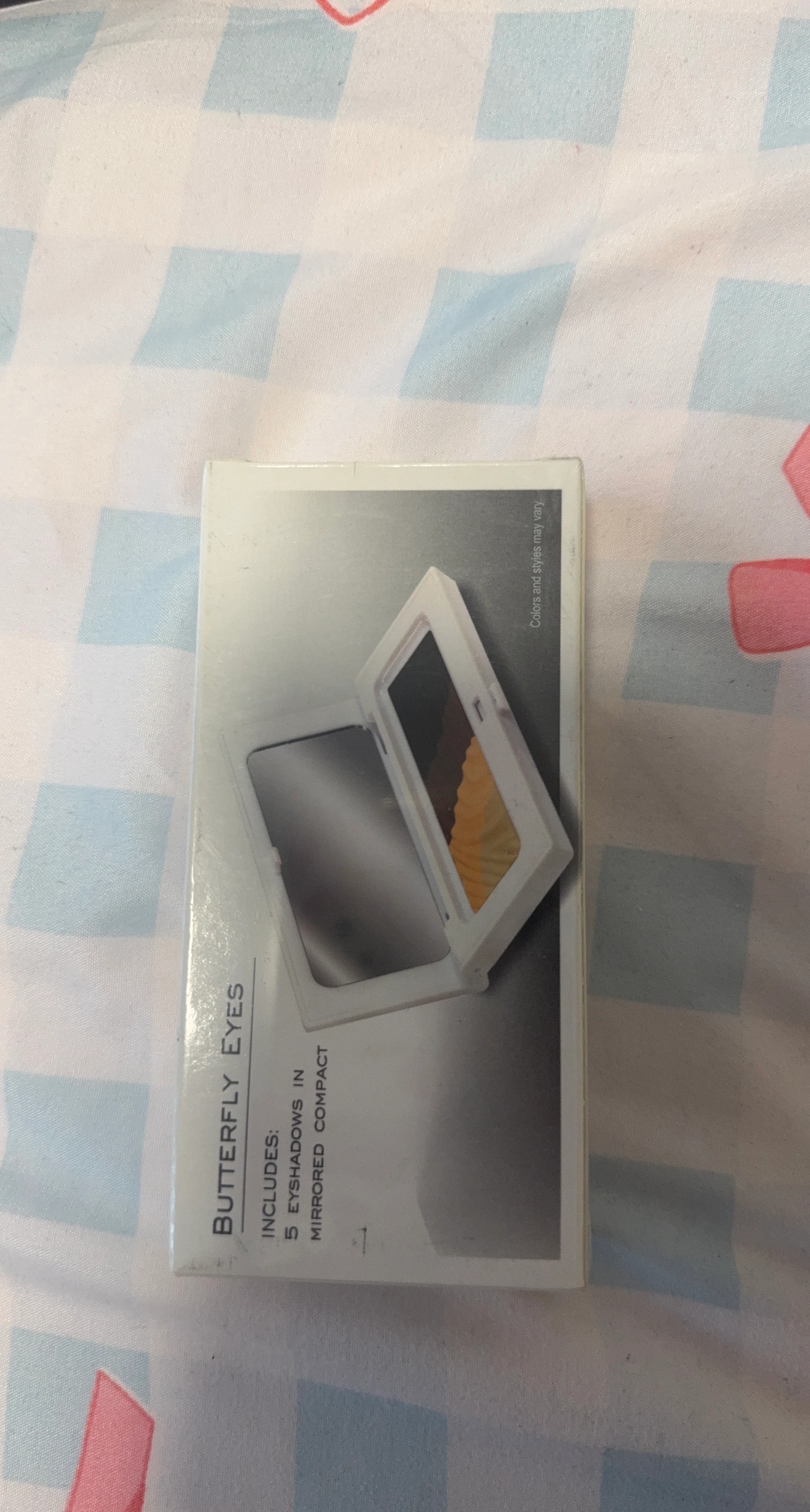 Makeover Essentials Butterfly Eyes Eyeshadow Compact