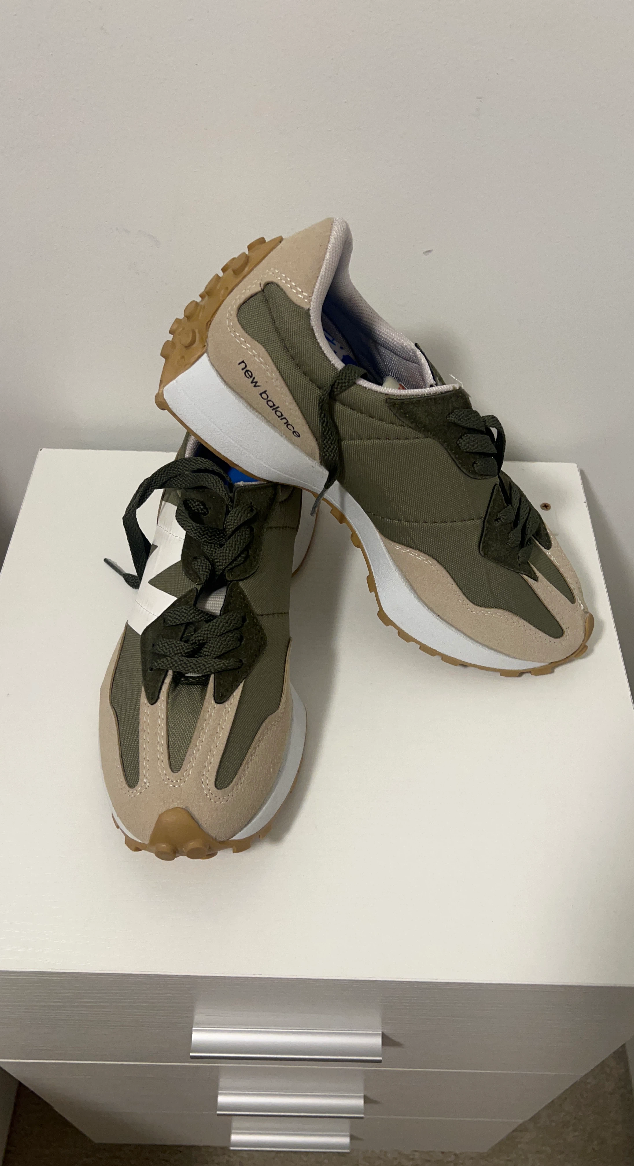 New Balance 327 Sneakers