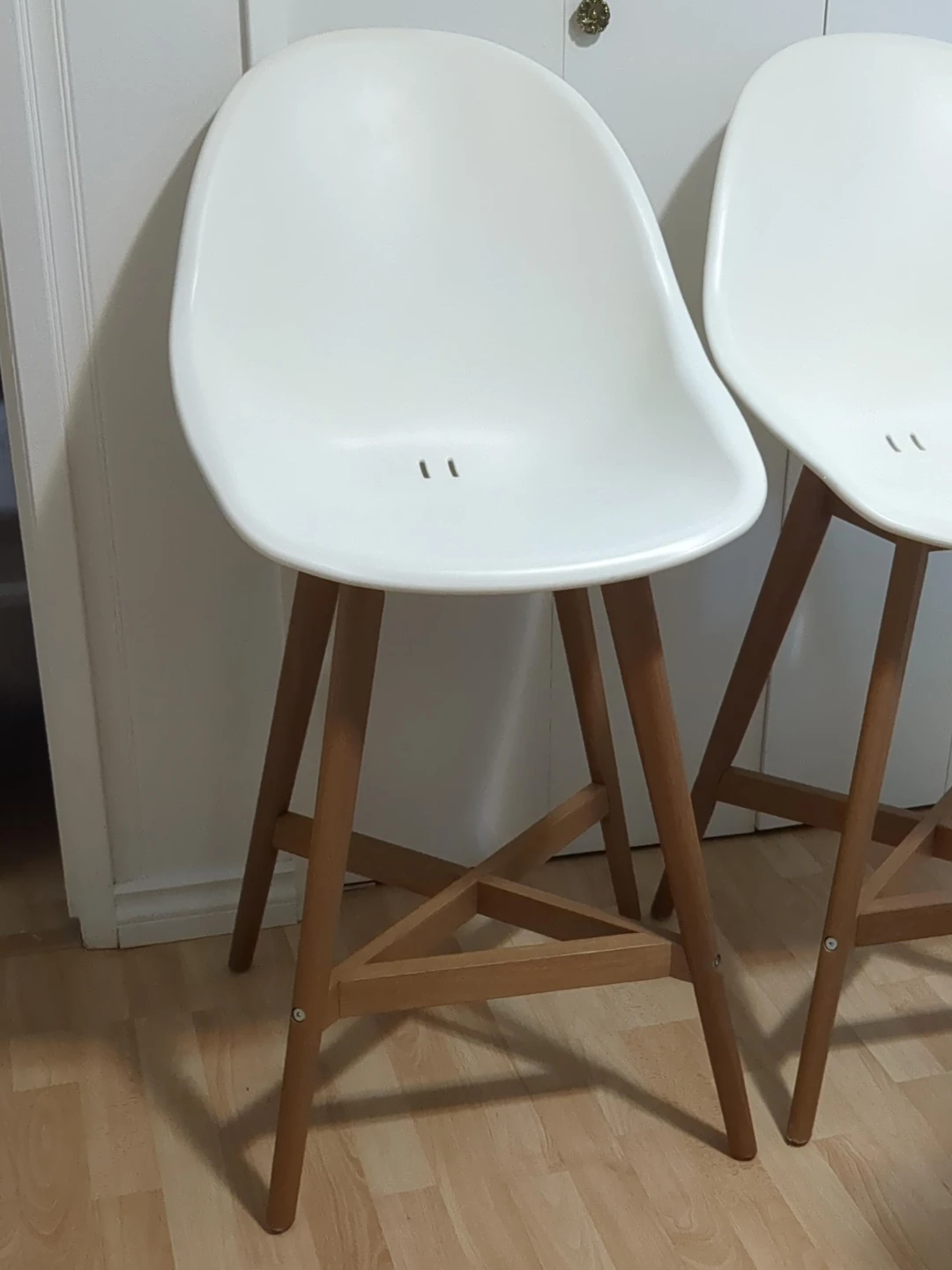 Set of 2 White Bar Stools with Wooden Legs