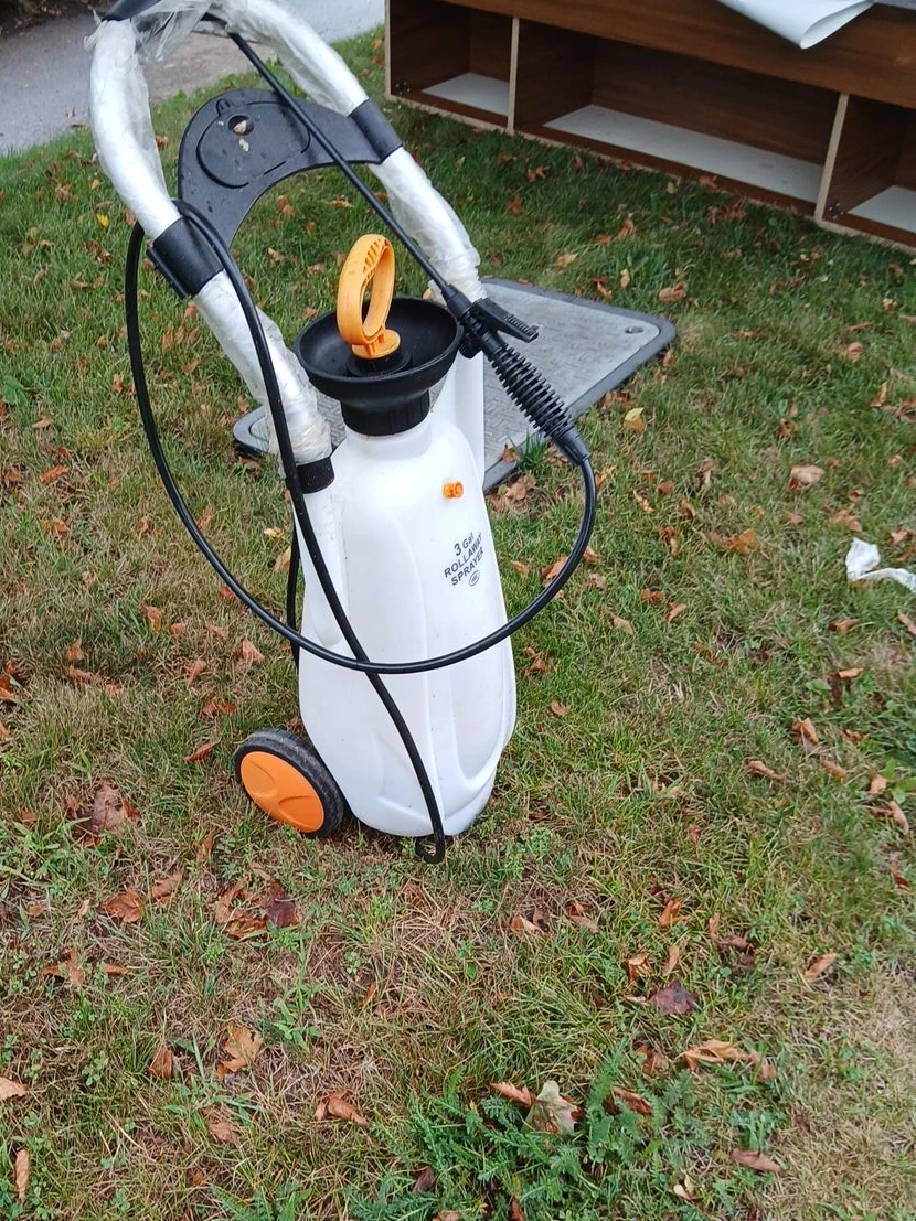 3 Gallon Rollaway Sprayer