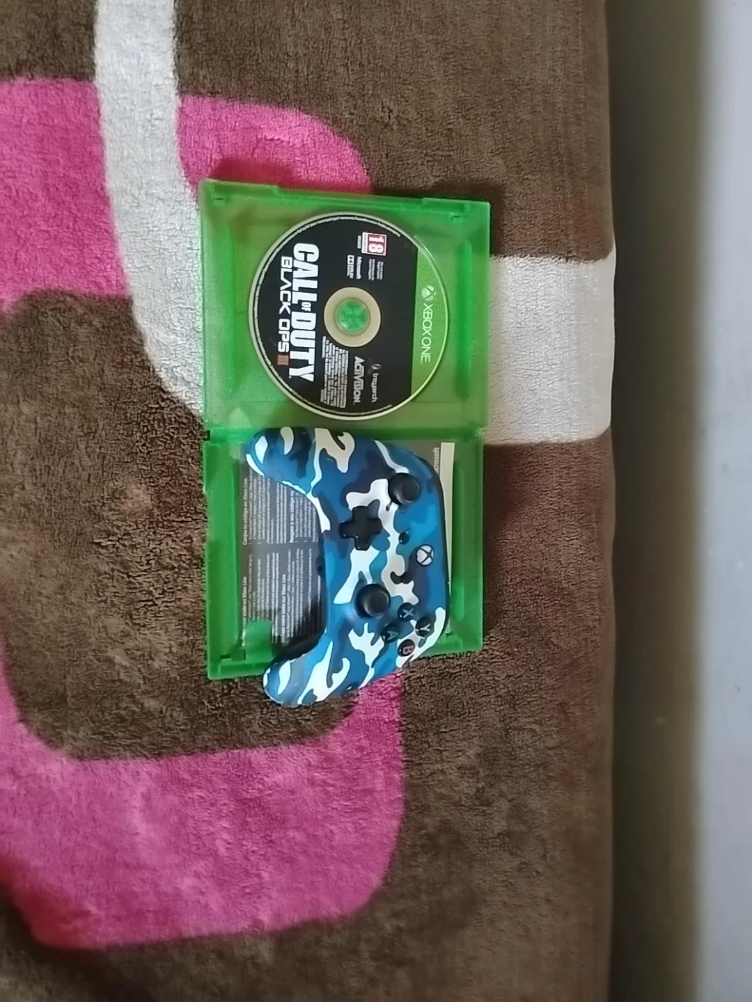 Call of Duty Black Ops Xbox One Game with Controller