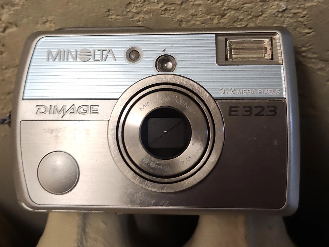 Minolta DiMAGE E323 Digital Camera