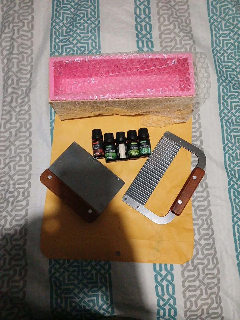 Soap Making Kit with Silicone Mold and Essential Oils