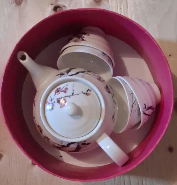 Tea Set with Teapot and Cups