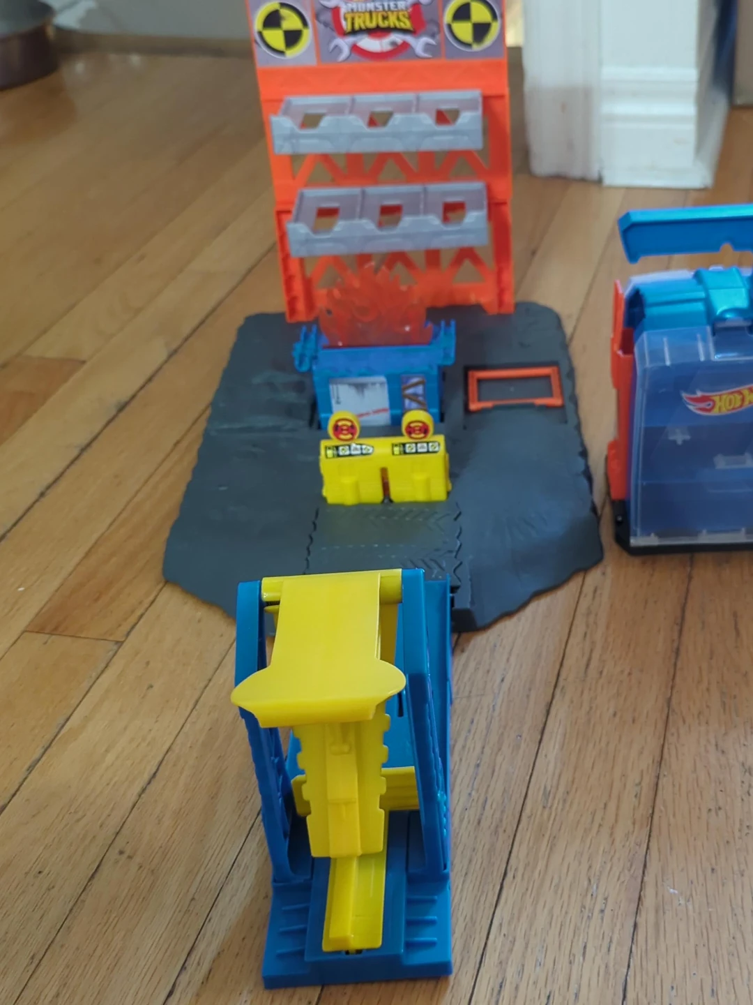 Hot Wheels Monster Trucks Play Set w/ Builder Display Launcher