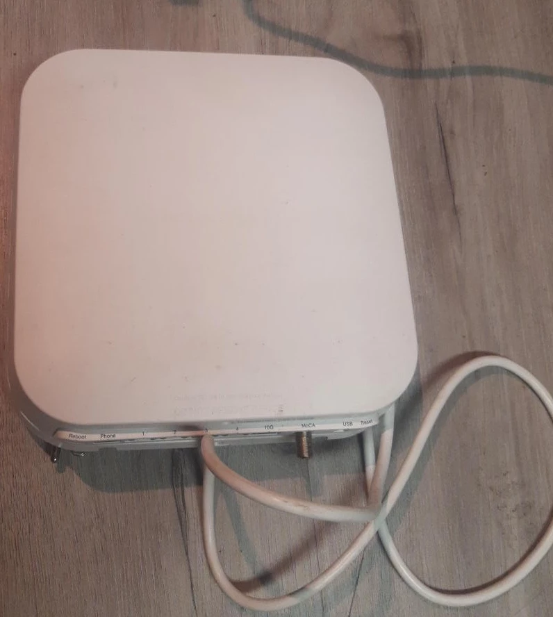 Telus pure fiber White Wi-Fi Router / Modem