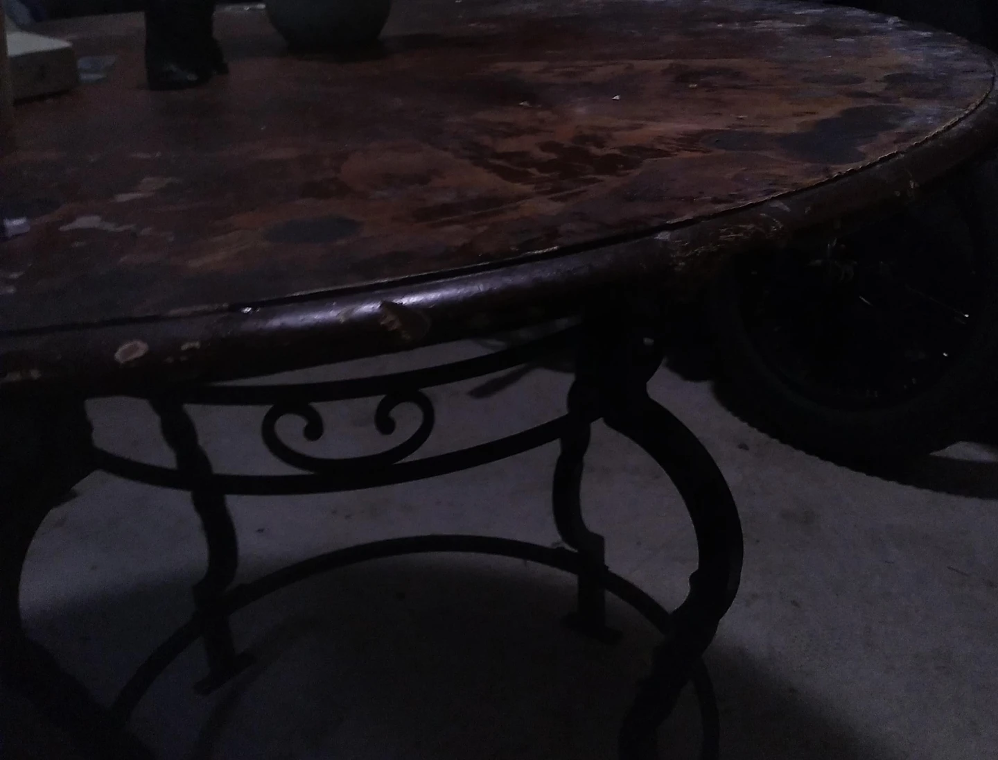 Round Coffee Table with Metal Base