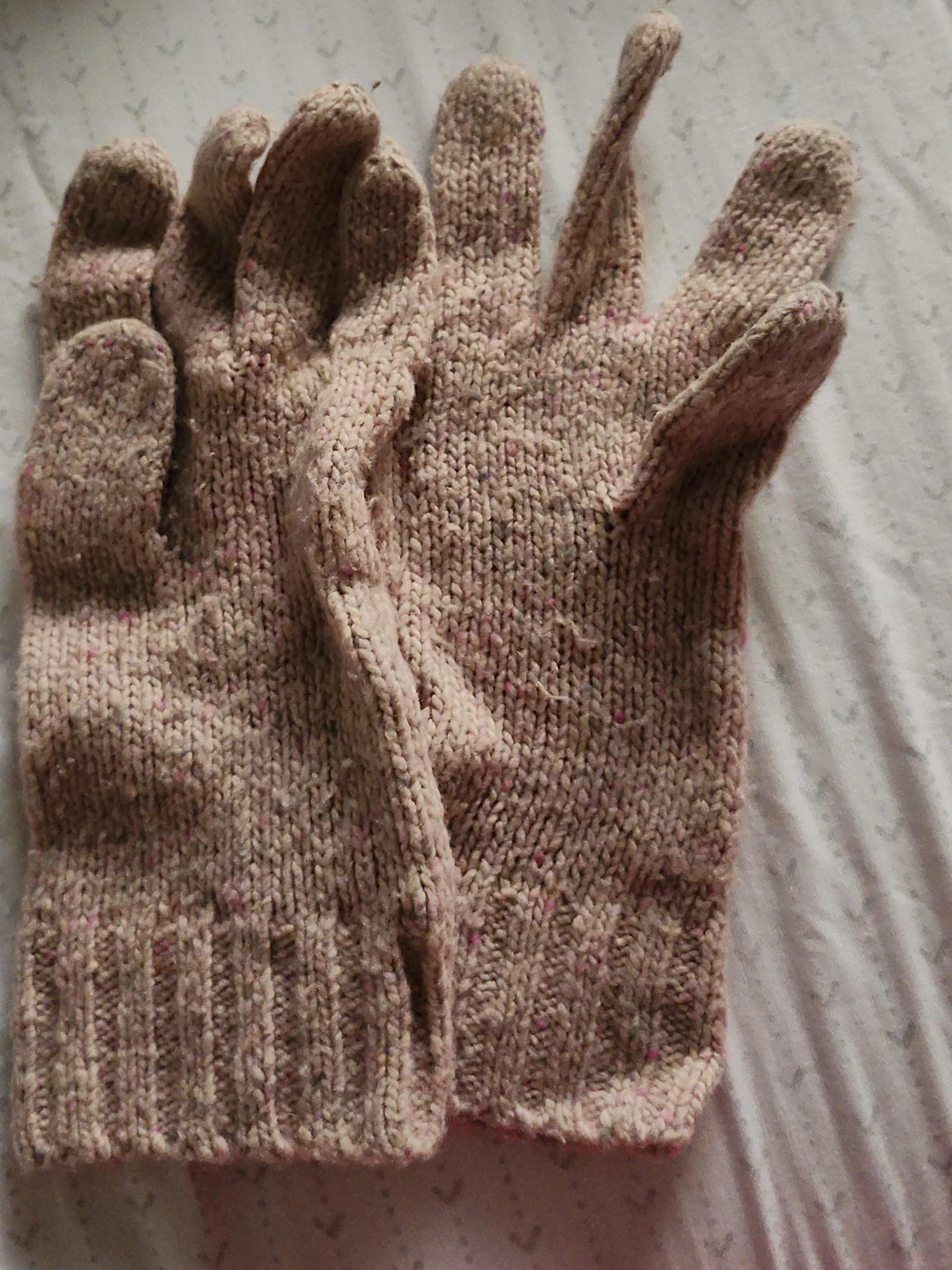Beige cable knit gloves