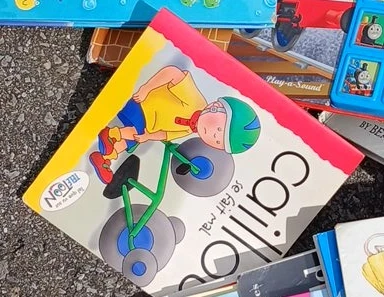 Caillou se fait mal book