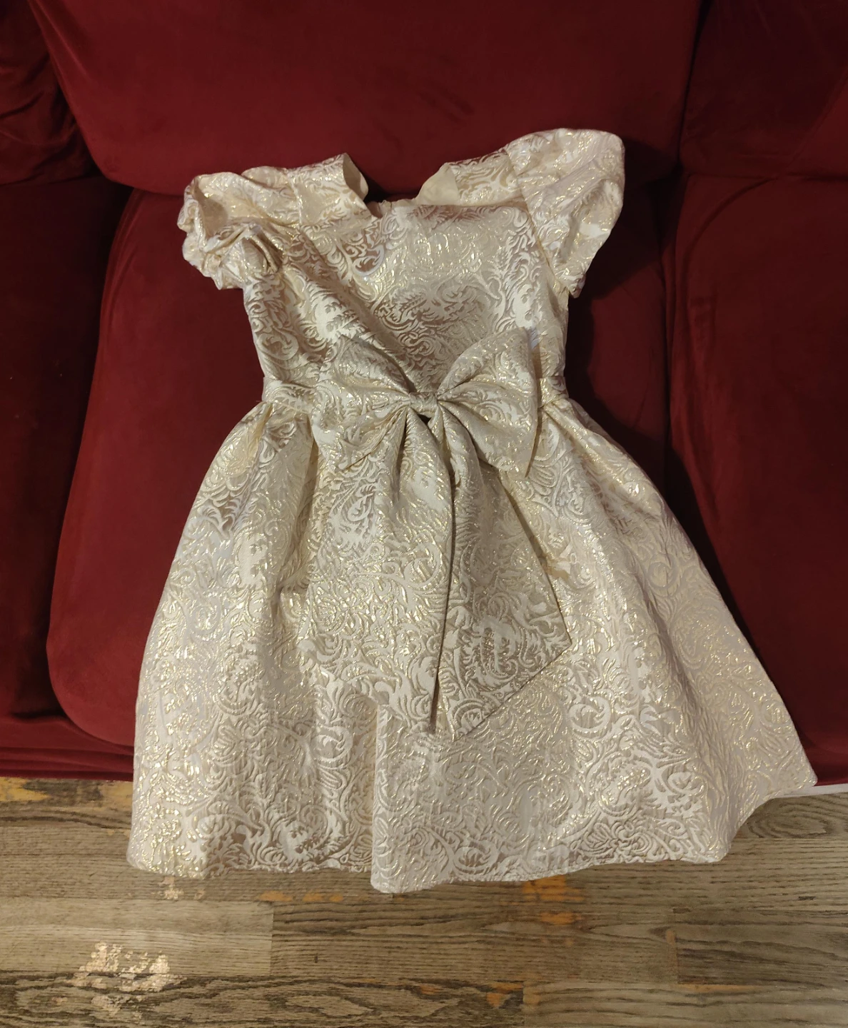 Vestido de brocado dorado y blanco para niña