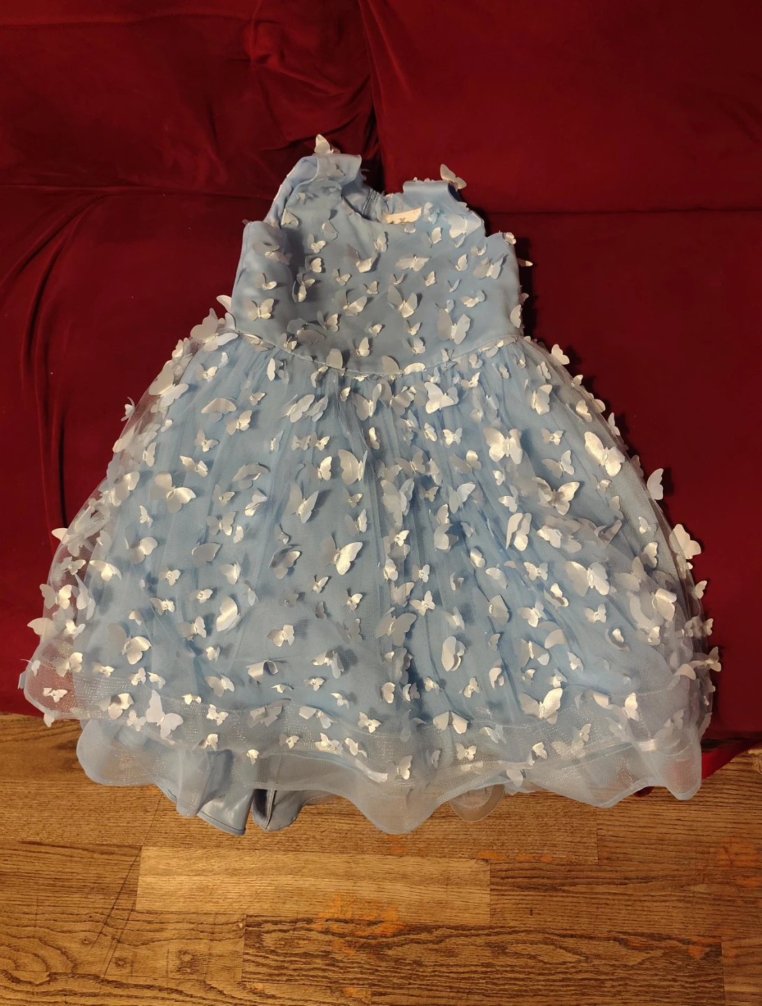 Vestido de tul azul claro con mariposas