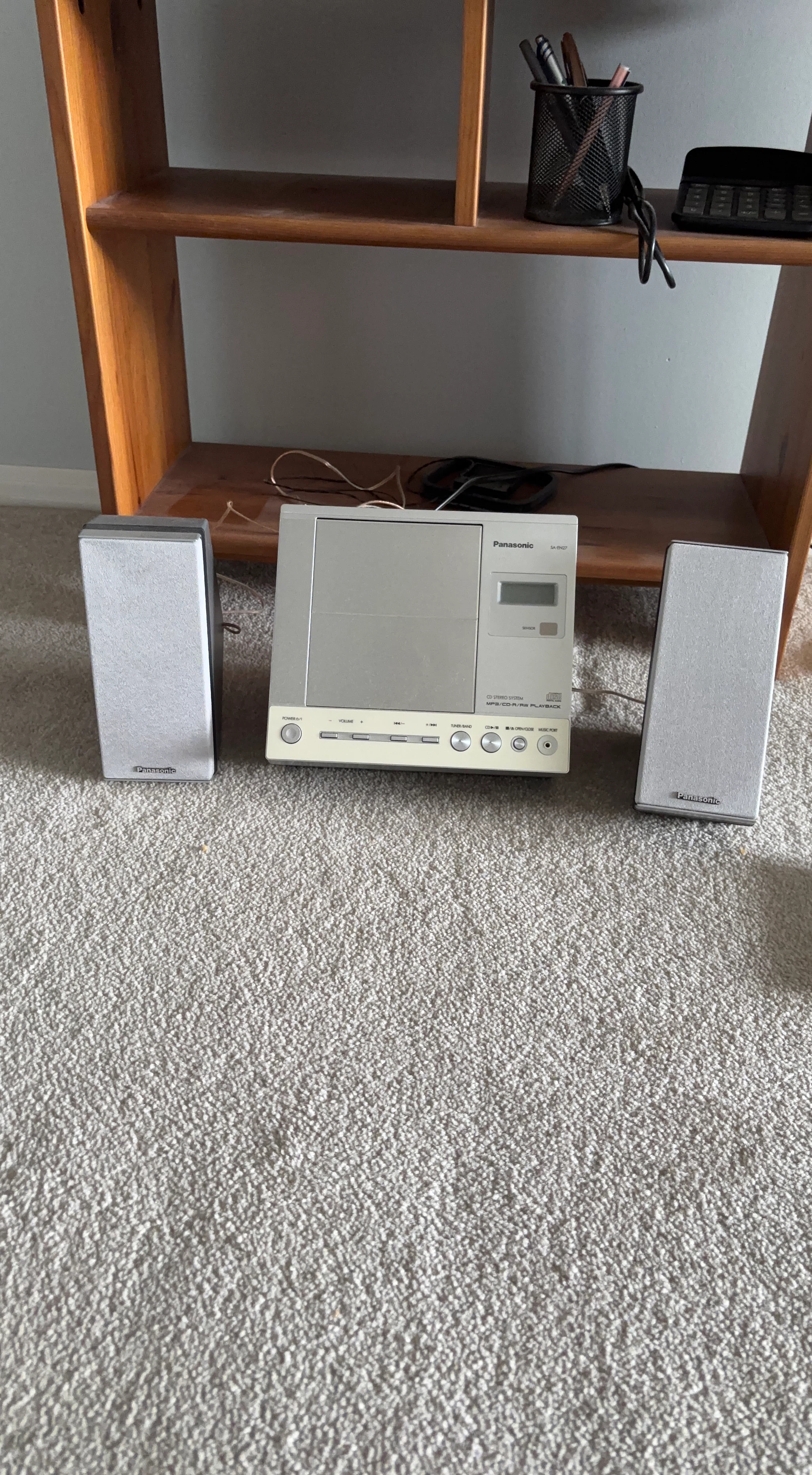 Panasonic SA-EN27 CD Stereo System with Speakers