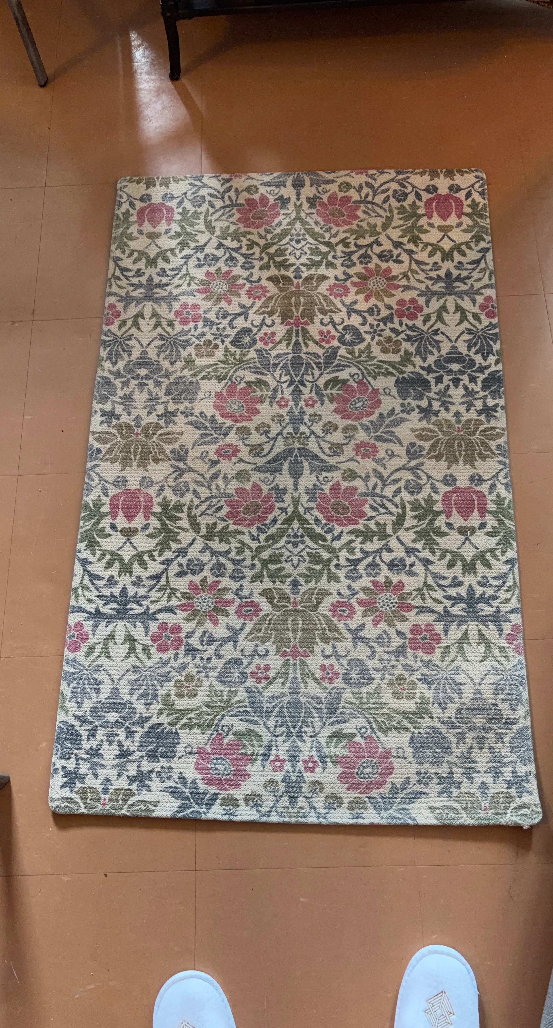 Floral pattern area rug