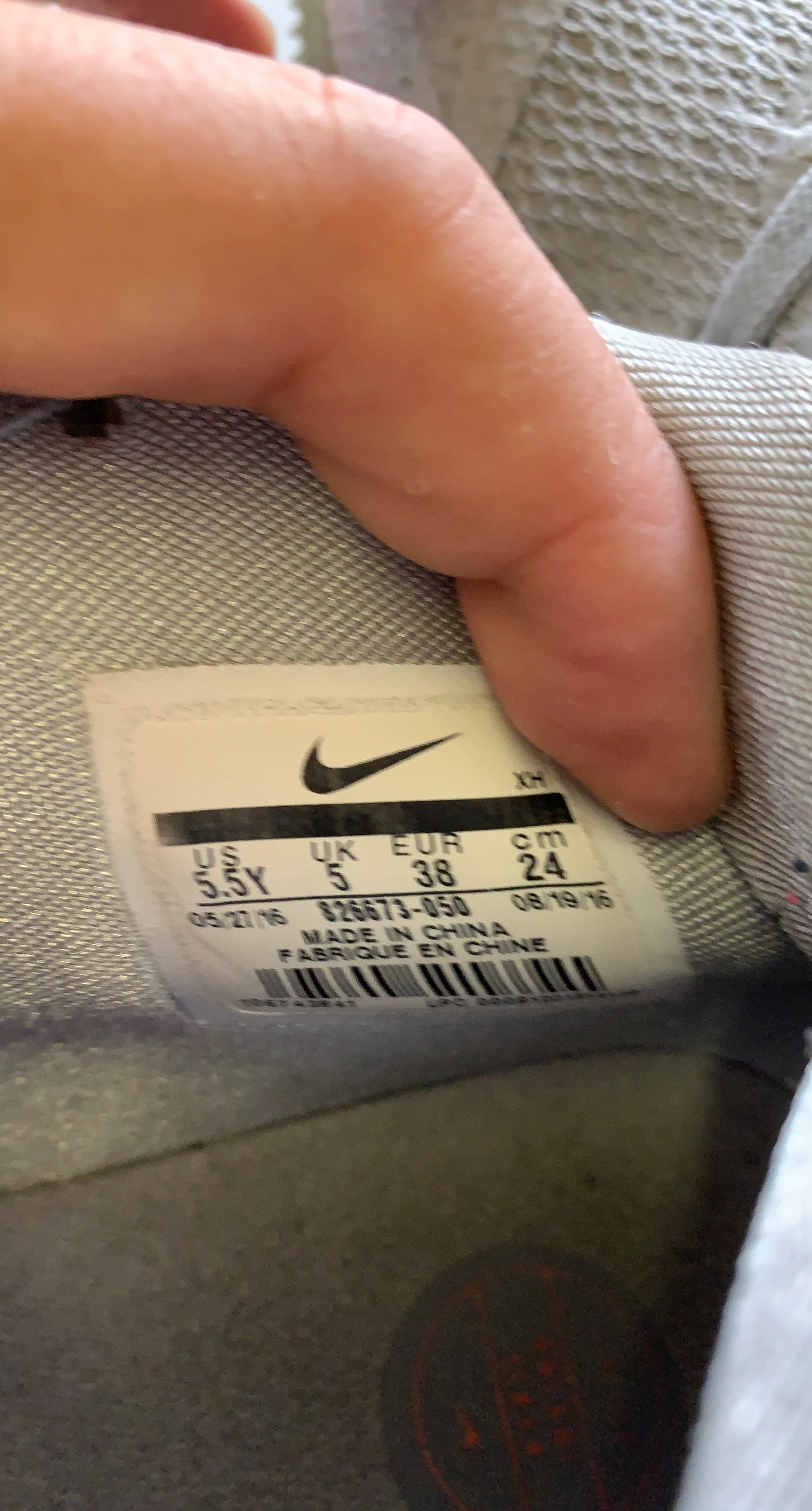 Nike Kyrie Basketball Shoes Youth Size 5.5Y