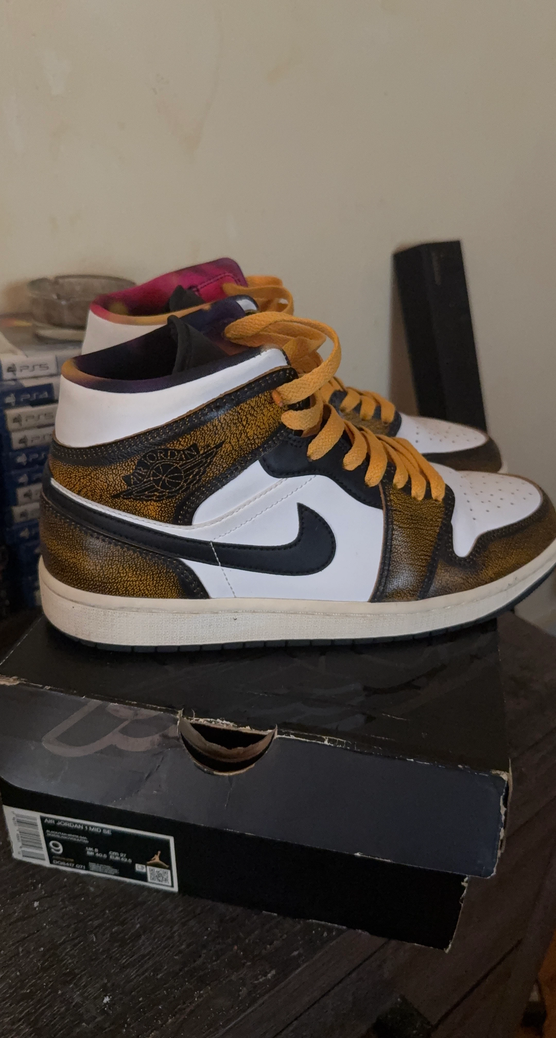 Air Jordan 1 Mid SE Sneakers