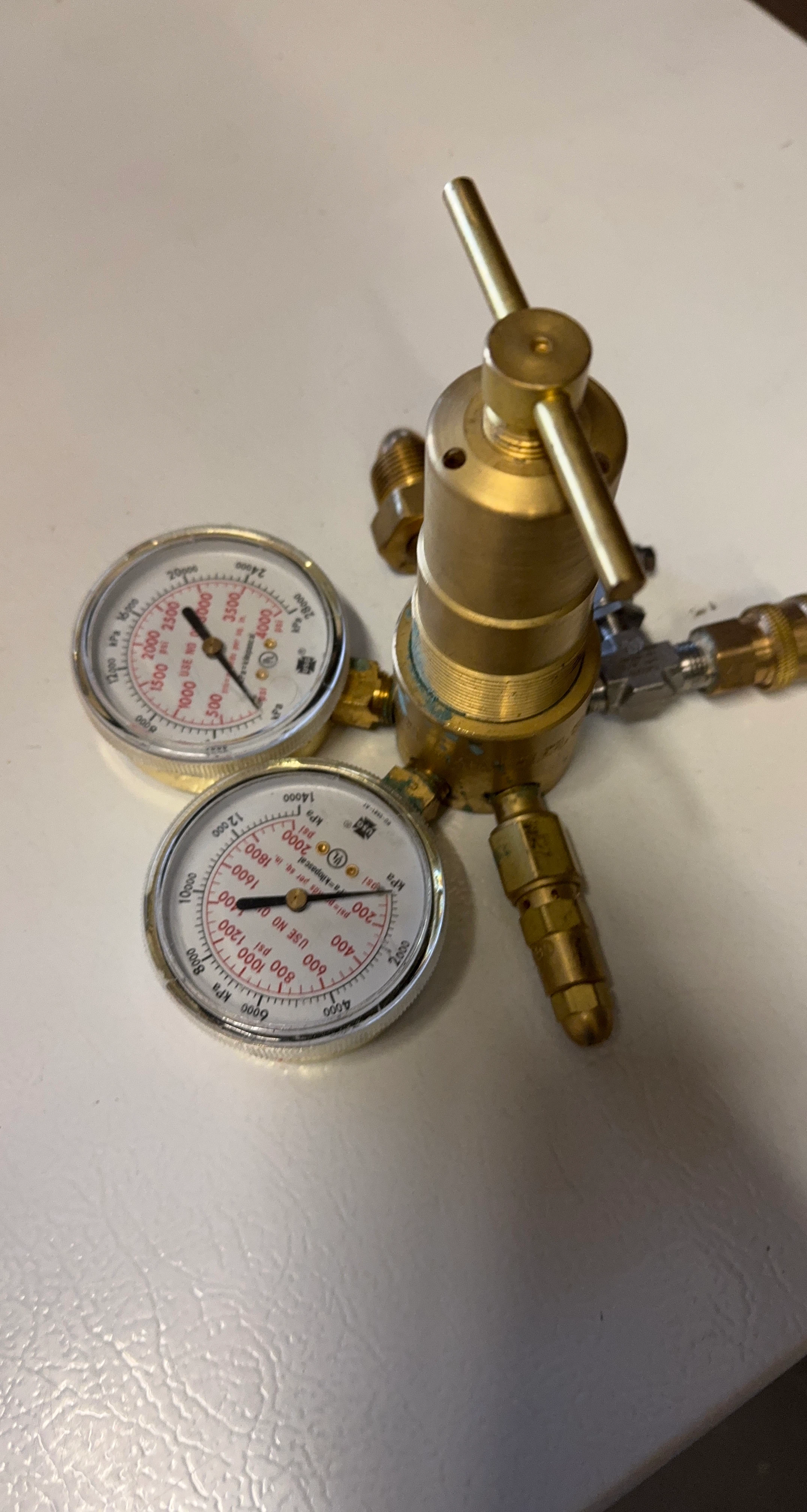 Victor-style high-pressure, heavy-duty gas piston regulator