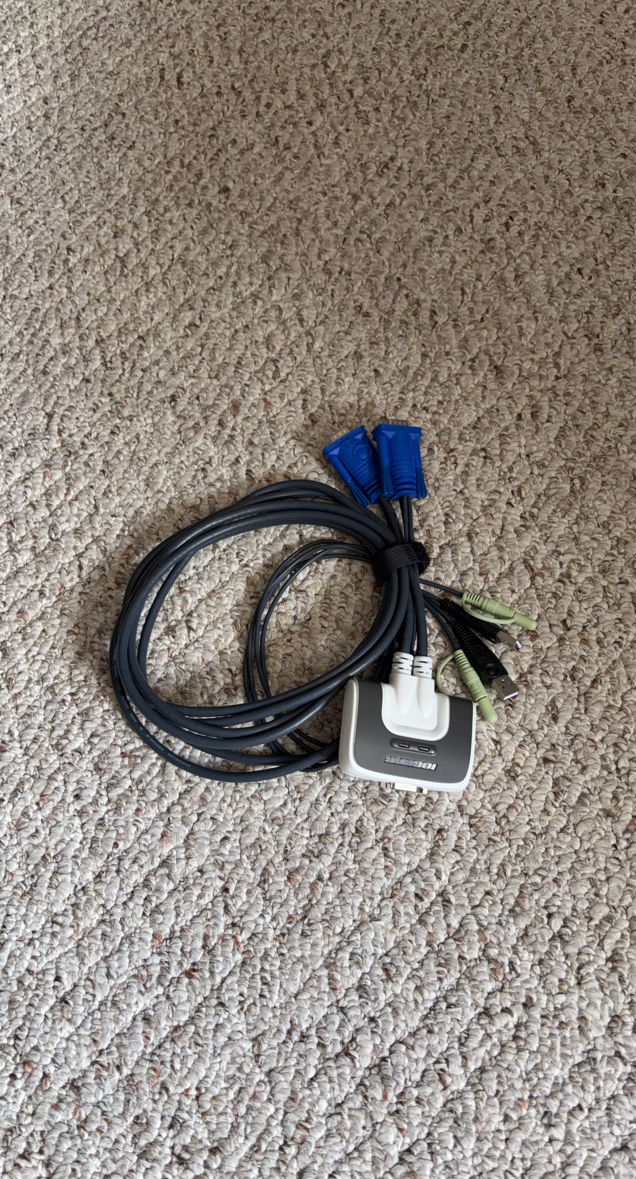 IOGEAR VGA KVM Switch with Cables