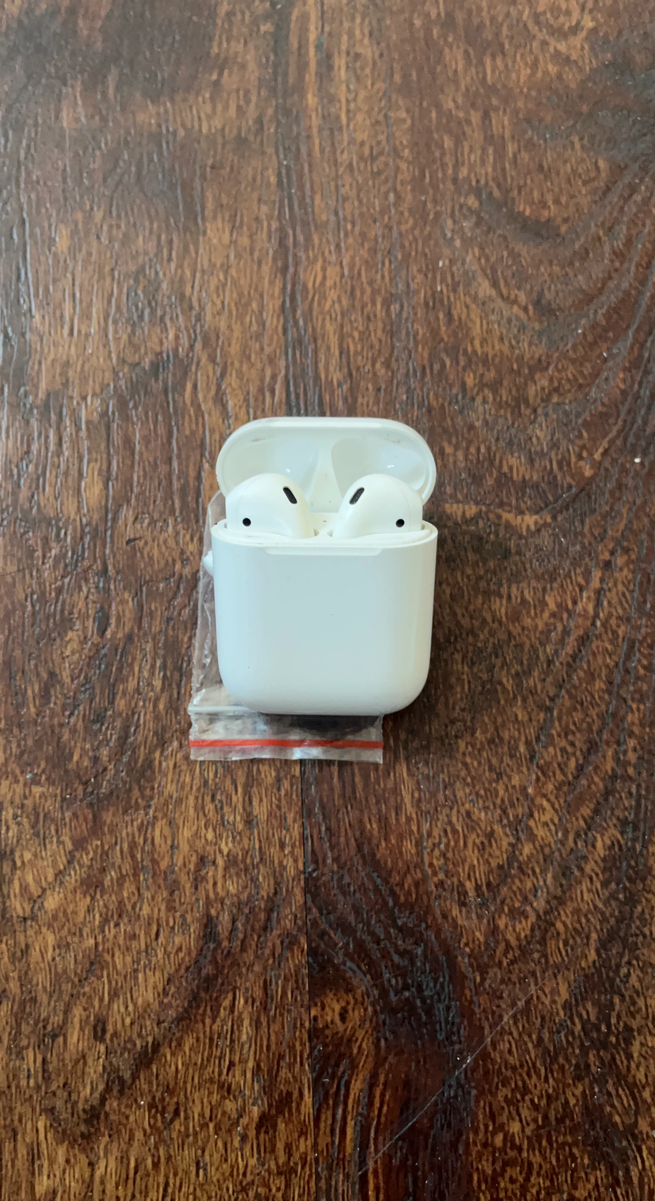 Apple AirPods Wireless Earbuds(1st Generation)