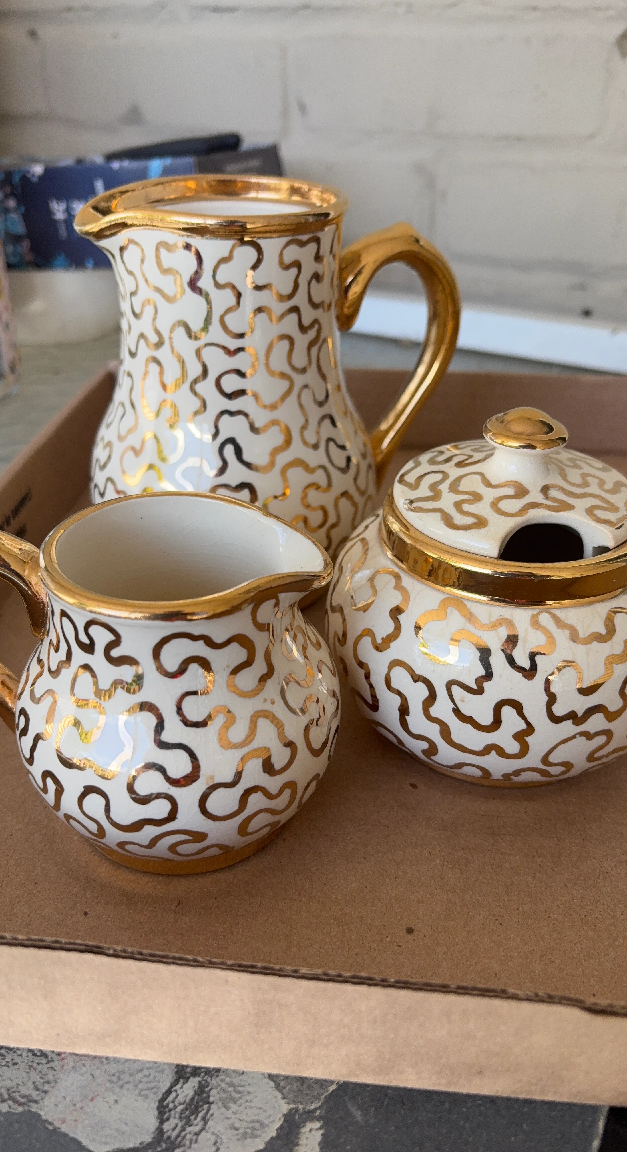 Ensemble pot à lait et sucrier en porcelaine