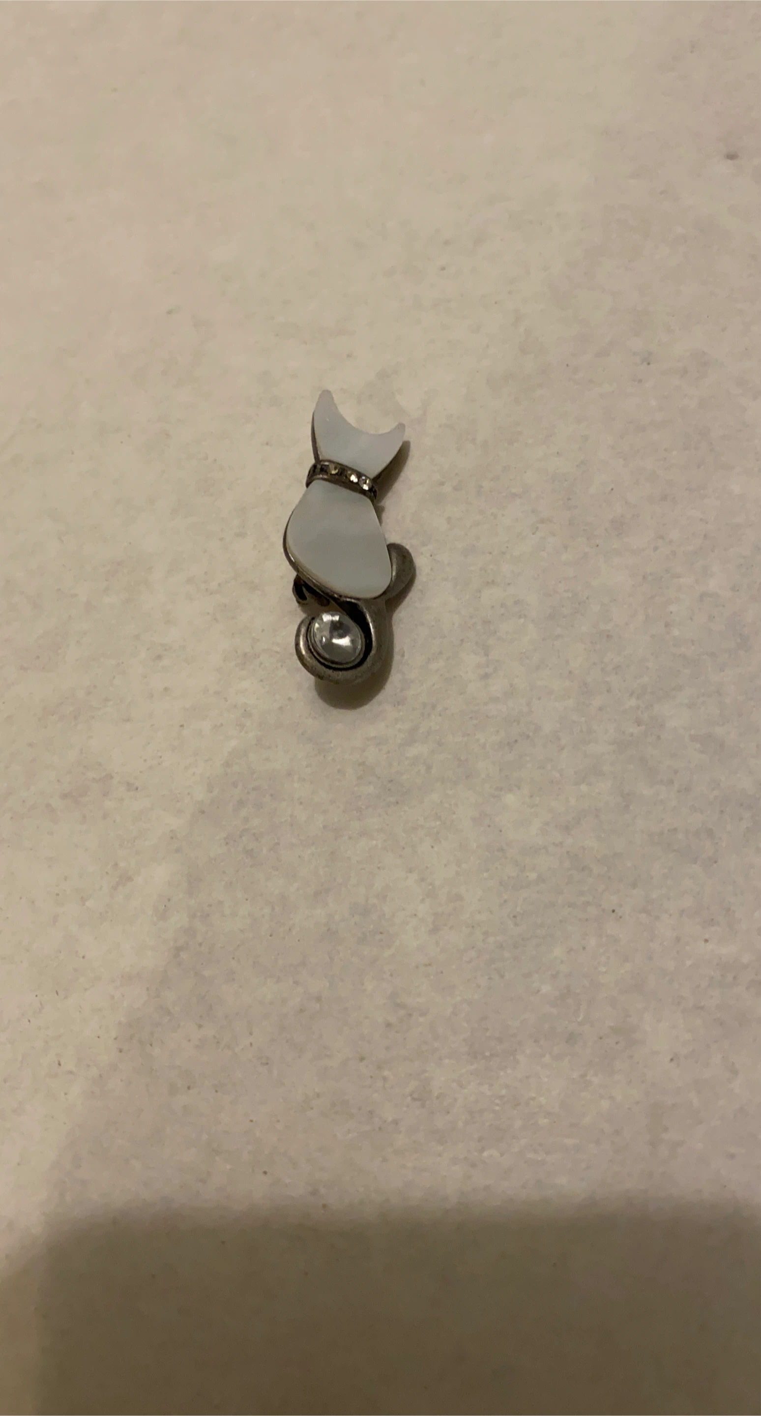 Cat-shaped brooch