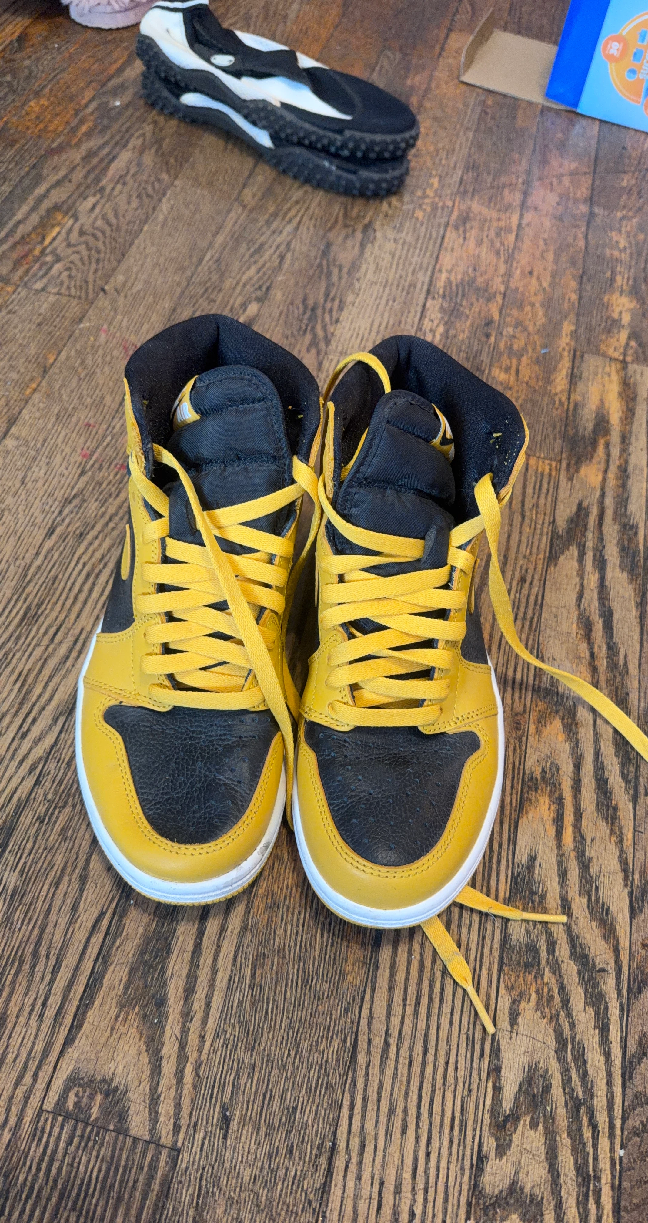 Nike Air Jordan 1 Pollen Sneakers