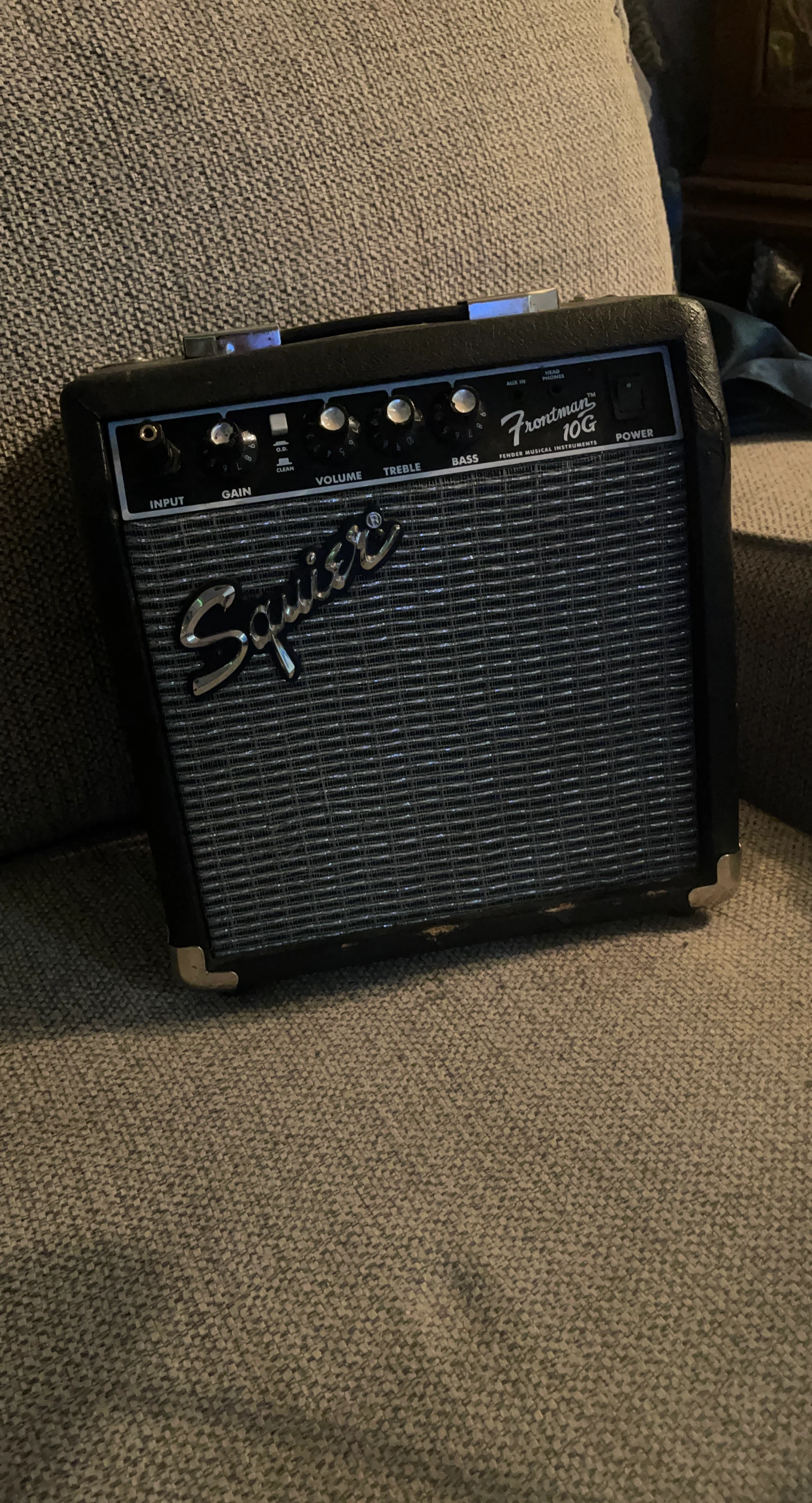 Squier Frontman 10G Guitar Amp and Cables