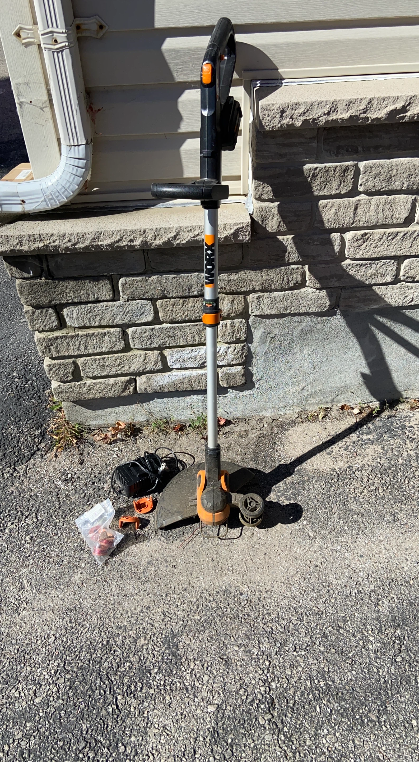 WORX Grass Trimmer with Battery and Charger