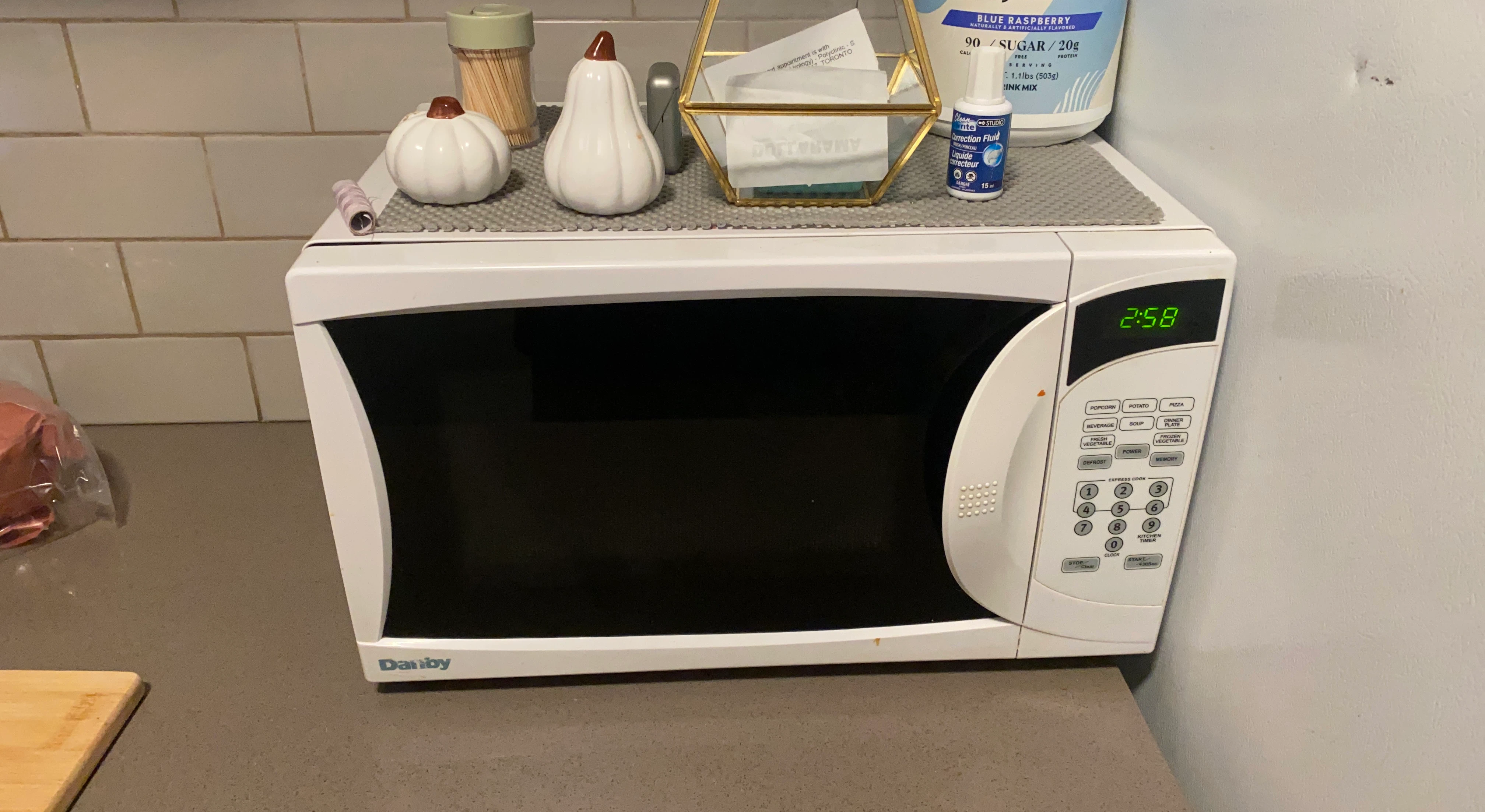 Danby White Countertop Microwave