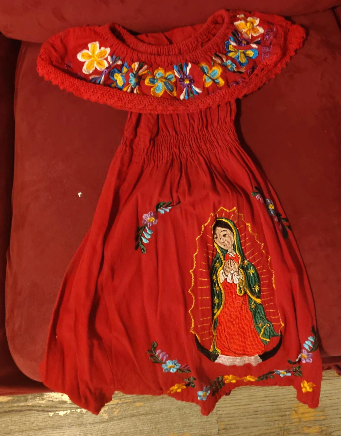 Vestido mexicano bordado de la Virgen de Guadalupe