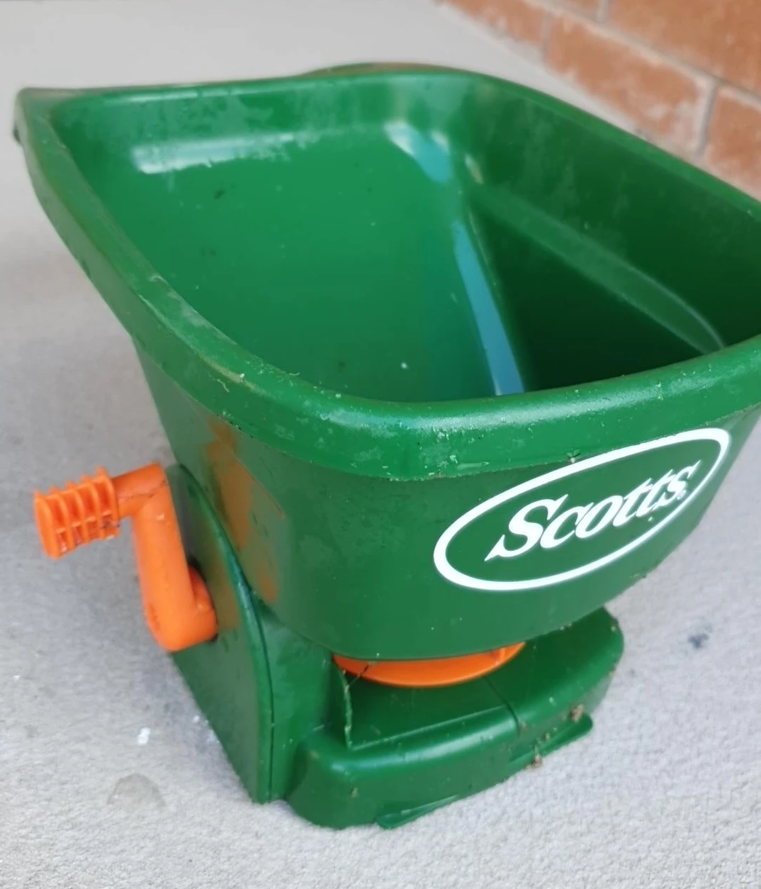 Scotts Handy Green Hand-Held Spreader