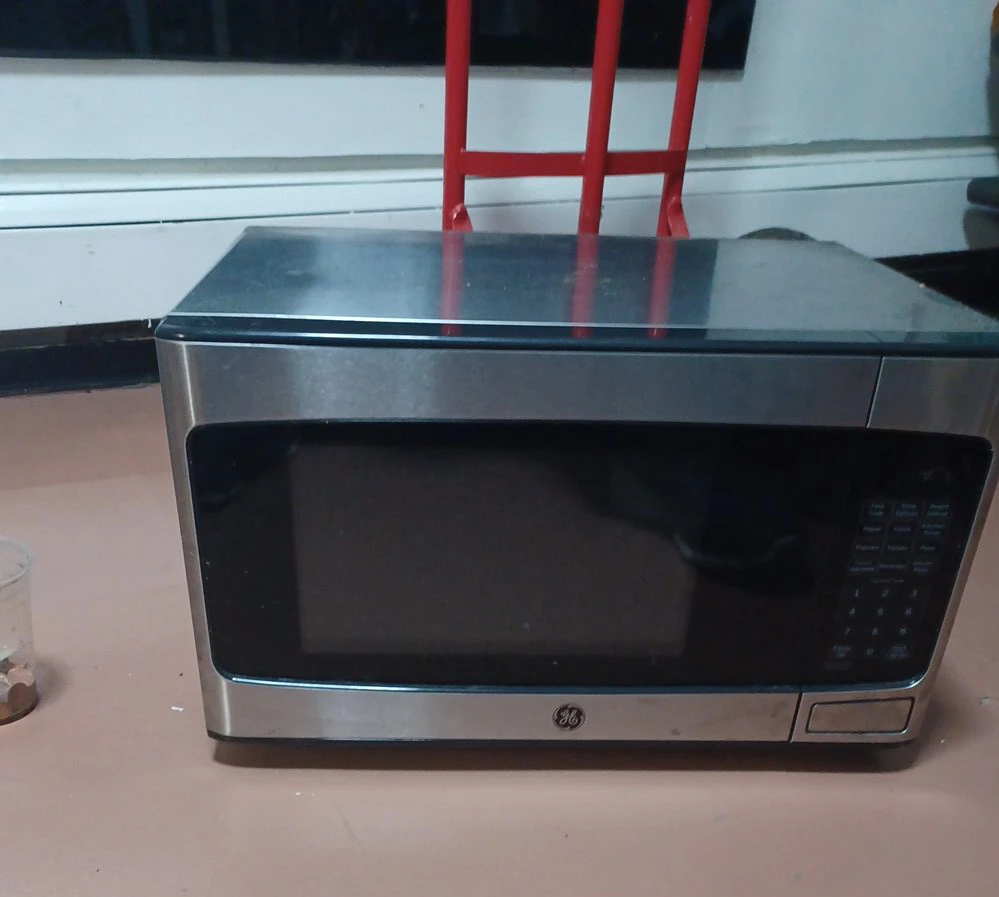 GE 950 Watt Countertop Microwave