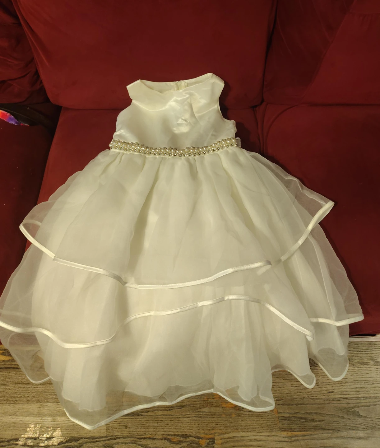 Vestido formal blanco para niña con cinturilla de perlas