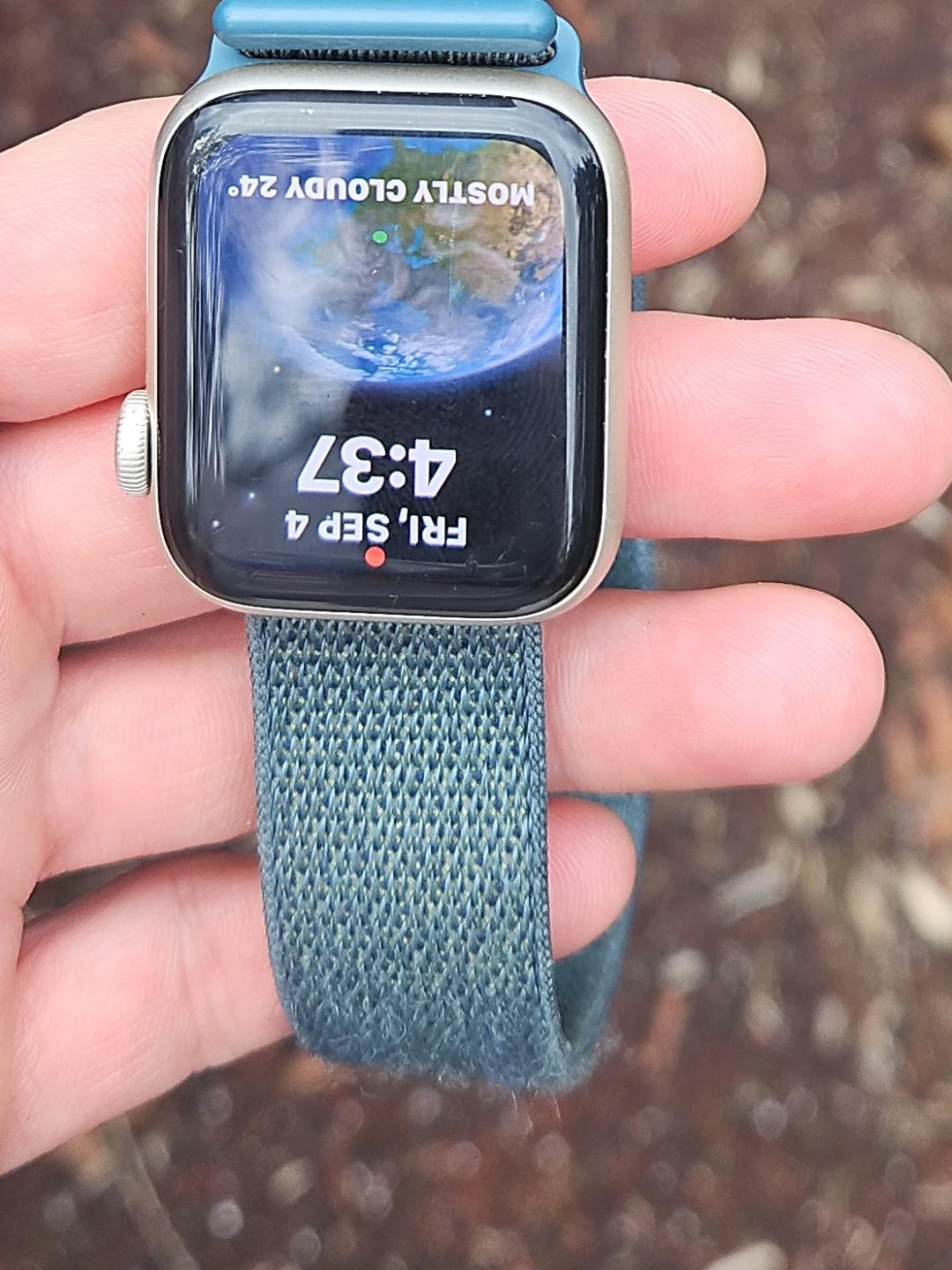 Apple Watch SE (2nd Gen) with Midnight Sport Loop