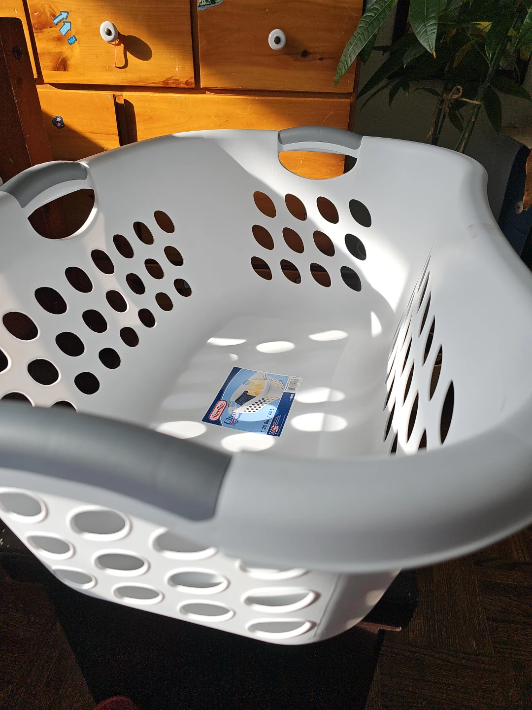 Rubbermaid Laundry Basket