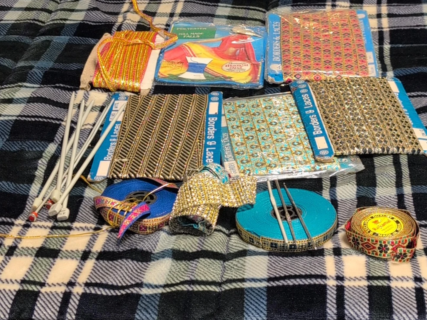 Assorted Fabric Borders and Knitting Needles Set
