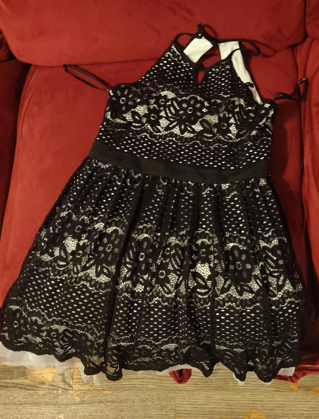 Vestido de encaje en blanco y negro con cuello halter