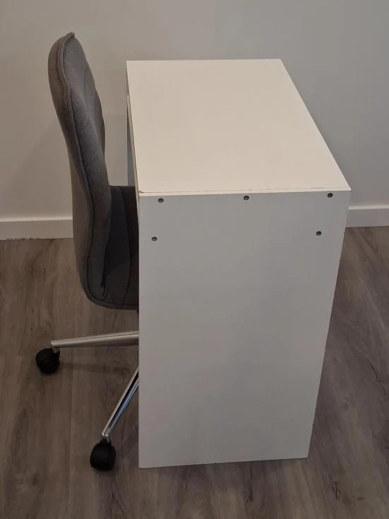 White desk with grey office chair