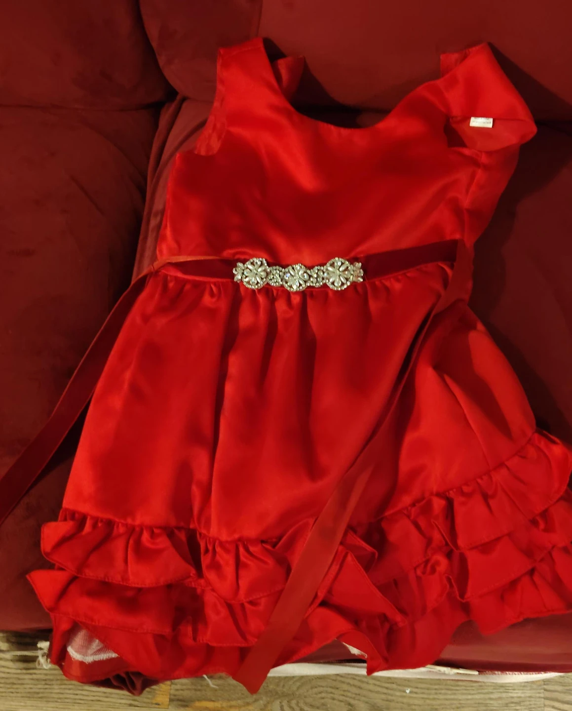 Vestido rojo para niña con cintura adornada