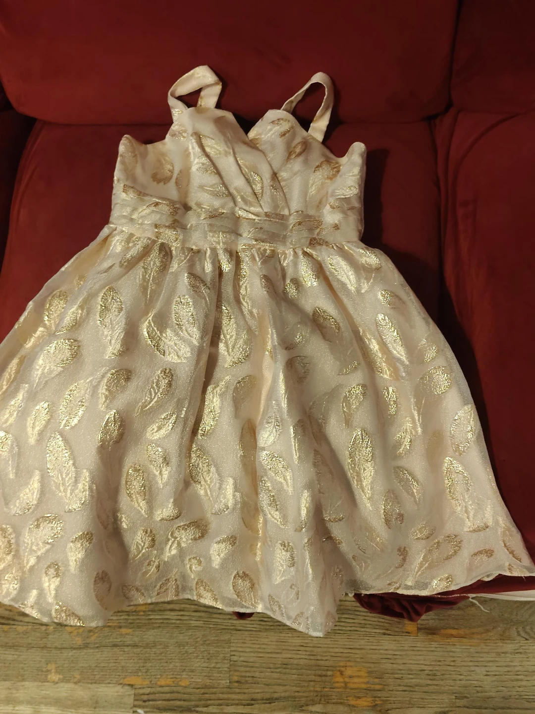 Vestido para niña con estampado de plumas en dorado y crema