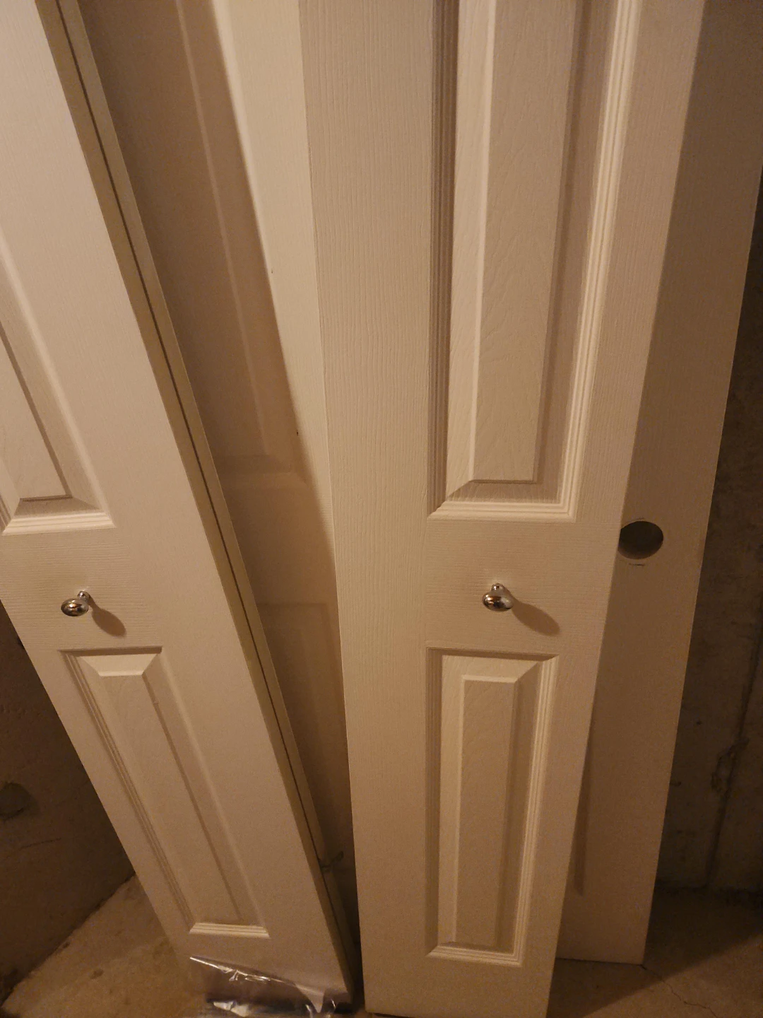 White Bi-fold Closet Doors with Knobs