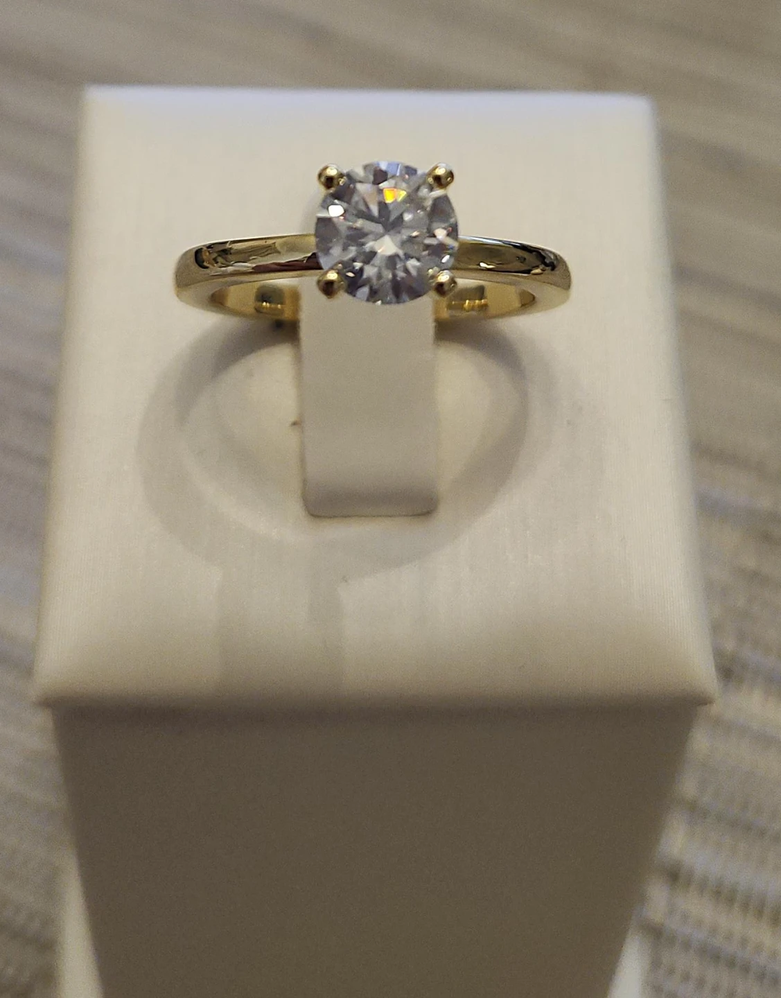 Solitaire Round Cut 1 Carat Moissanite Ring