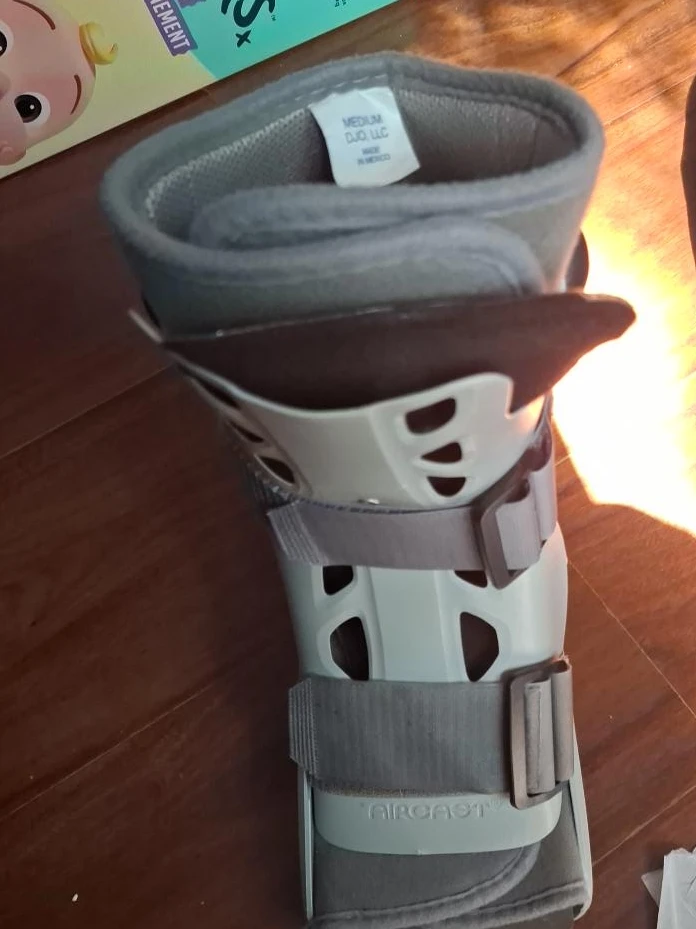 Aircast walking boot, medium
