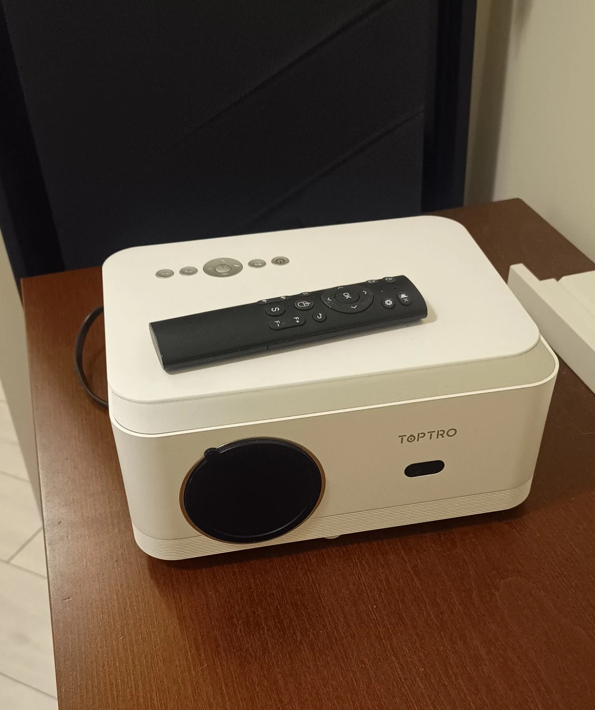 TOPTRO 4K portable Projector