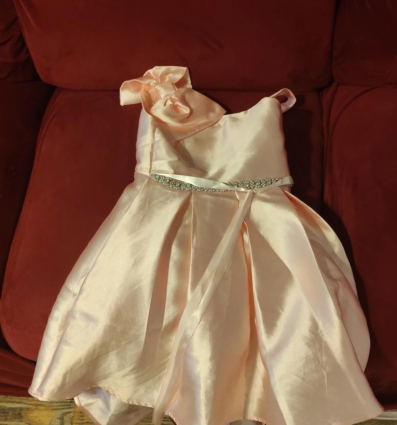 Vestido de satén color melocotón para niña
